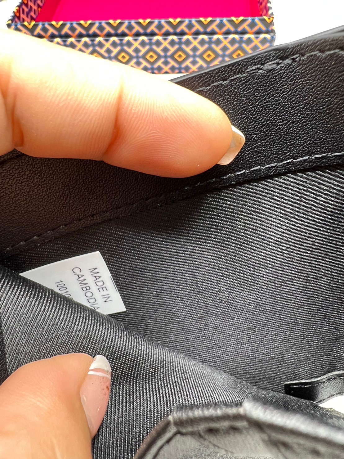 Tory Burch Charlie Mini Bi-fold Leather Wallet / Tory Wallet พร้อมส่ง กระเป๋าสตางค์ใบสั้น รุ่นใหม่ขายดี หรูหราทุกสี ดีไซน์คลาสสิค ขนาดกำลังพอเหมาะ โดดเด่นด้วยโลโก้