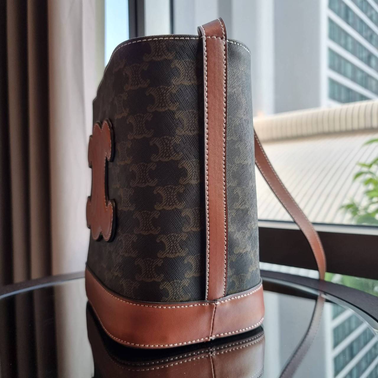 VIP 】CELINE BUCKET BAG CUIR TRIOMPHE คอลเลคชั่นใหม่ ฮิตข้ามปี กับกระเป๋าสะพายทรงถัง ใช้งานง่ายที่สุด สายสะพายในตัว ปรับใช้ได้เลย วัสดุหนังวัว เรียบหรู ผู้ดีไปอีก โดดเด่นด้วยโลโก้เอกลักษณ์ มีกระดุมปิดที่ปากกระเป๋า ภายในโล่งกว้าง ใส่ของแบบจุๆไปเลย เป็นรุ่นท