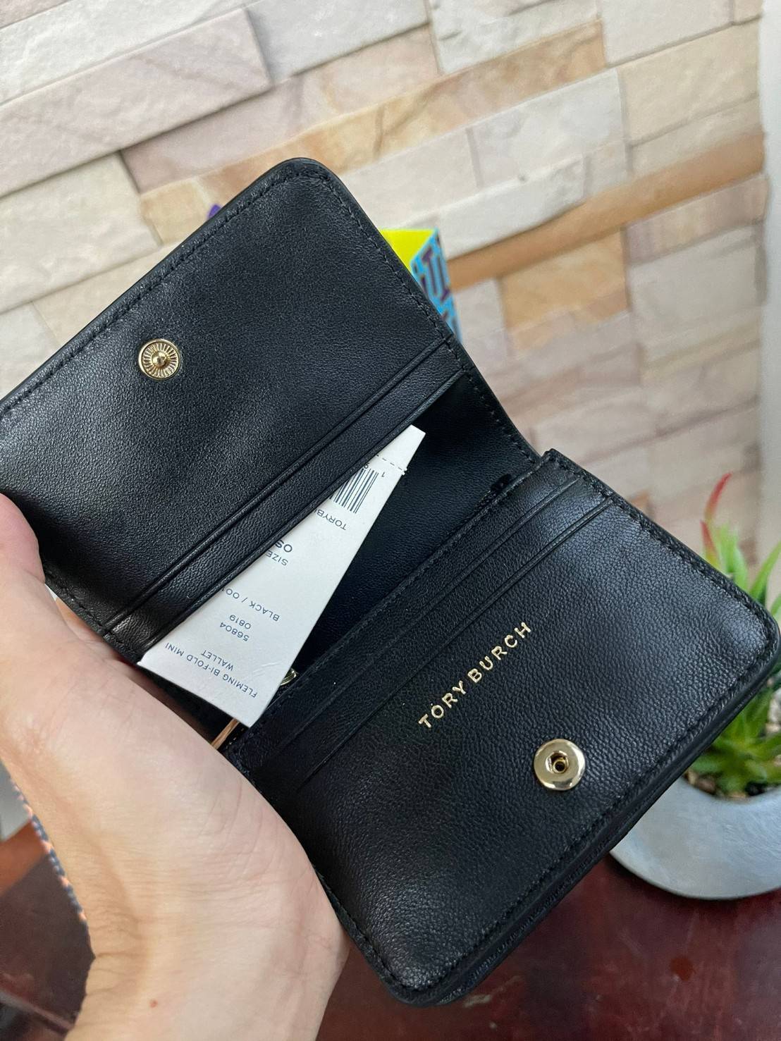 ของแท้ 💯% Tory burch fleming bifold mini wallet กระเป๋าสตางค์ทรงพับ2ตอนที่มีฟังก์ชั่นครบ ทั้งใส่การด์ เหรียญและธนบัตรได้ ดีเทลลายตารางเย็บสองชั้น