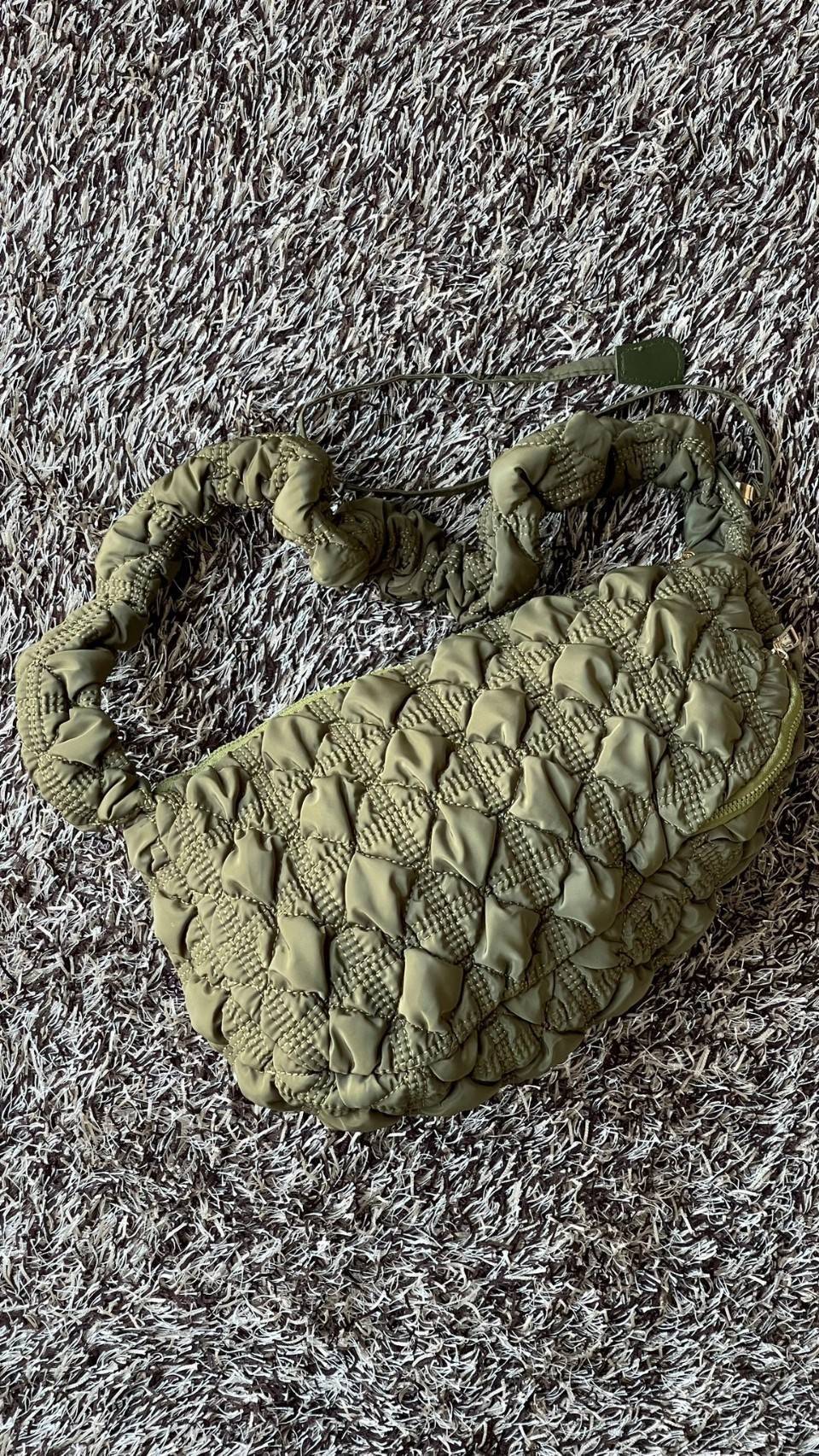 Cozy Shoulder Bag / Carlyn Bag 2022 สายแฟชั่นเกาหลีห้ามพลาด‼️ เป็นกระเป๋าที่กำลังได้รับความนิยมอย่างมากในเวลานี้ ถูกออกแบบมาให้มีลักษณะนุ่มนิ่มไม่ต่างจากพัฟเฟิลโค้ตหรือผ้านวม เลือกหยิบมาใช้ แมตช์เข้ากับคอสตูมได้ในแต่ละวัน