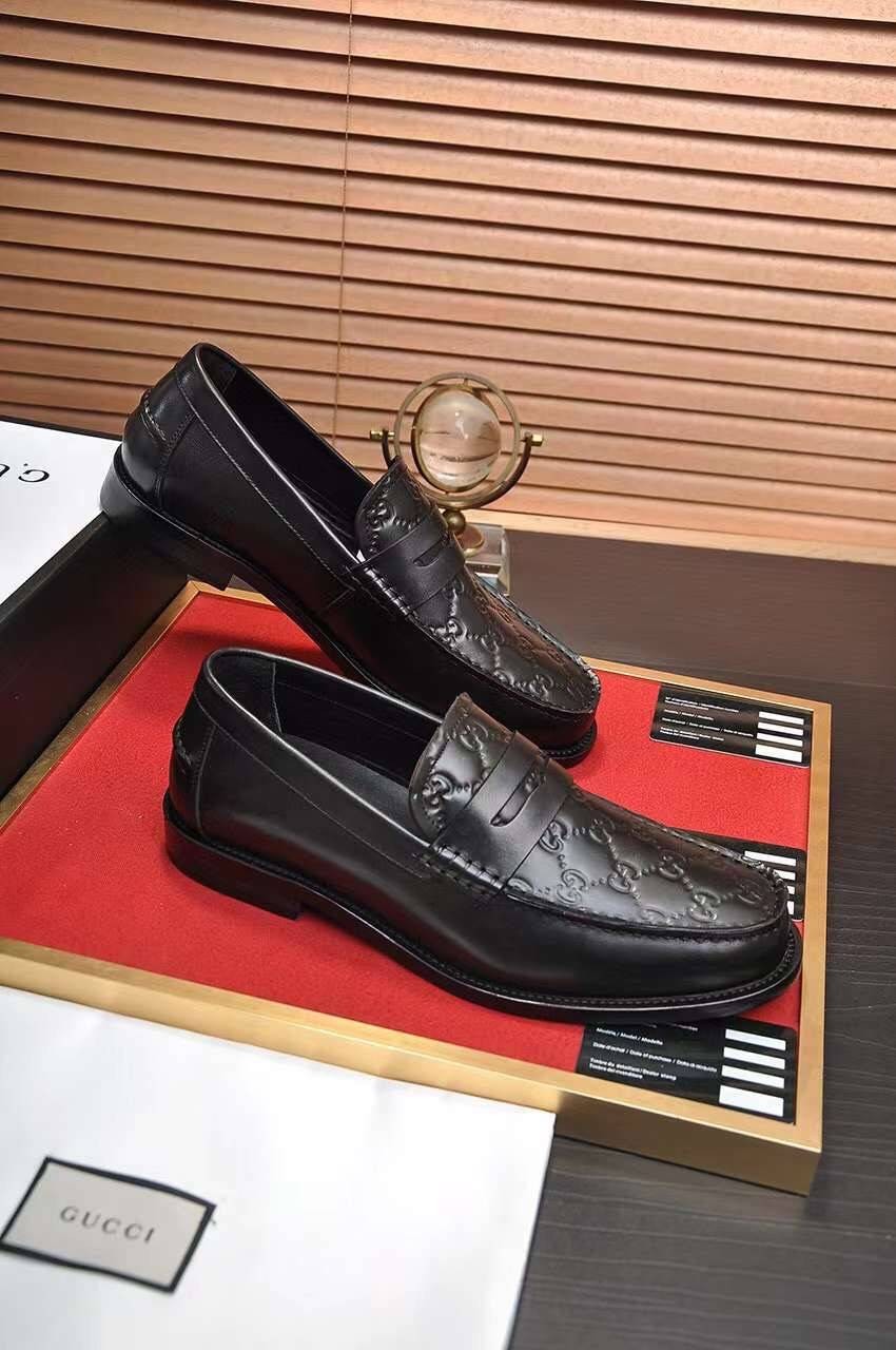 GUCCI Loafers for Men เกรดออริจินอล รองเท้าโลฟเฟอร์กุชชี่ ให้ลุคดูภูมิฐาน หรูหรา เข้ากับทุกชุด ทุกโอกาส วัสดุหนังแท้และแคนวาสอย่างดี ใส่สบาย ไม่กัดเท้า บล็อคมาตรฐาน 1:1 เป็นรองเท้าที่คุณผู้ชายควรมีติดตู้ภาพถ่ายจากงานขายจริง ใช้งานต่างประเทศได้