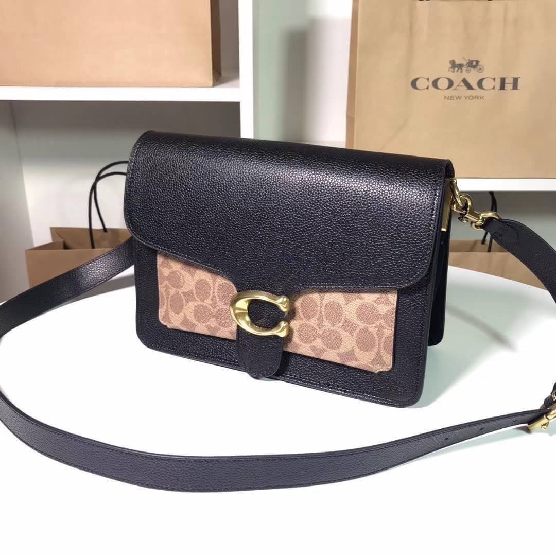 OUTLET 】COACH Tabby Shoulder Bag พร้อมส่งที่ไทย A modern take on an archival 1970s Coach design, our structured Tabby shoulder bag is crafted in polished pebble leather. Finished with our Signature hardware for an iconic touch, the versatile silhouette fe
