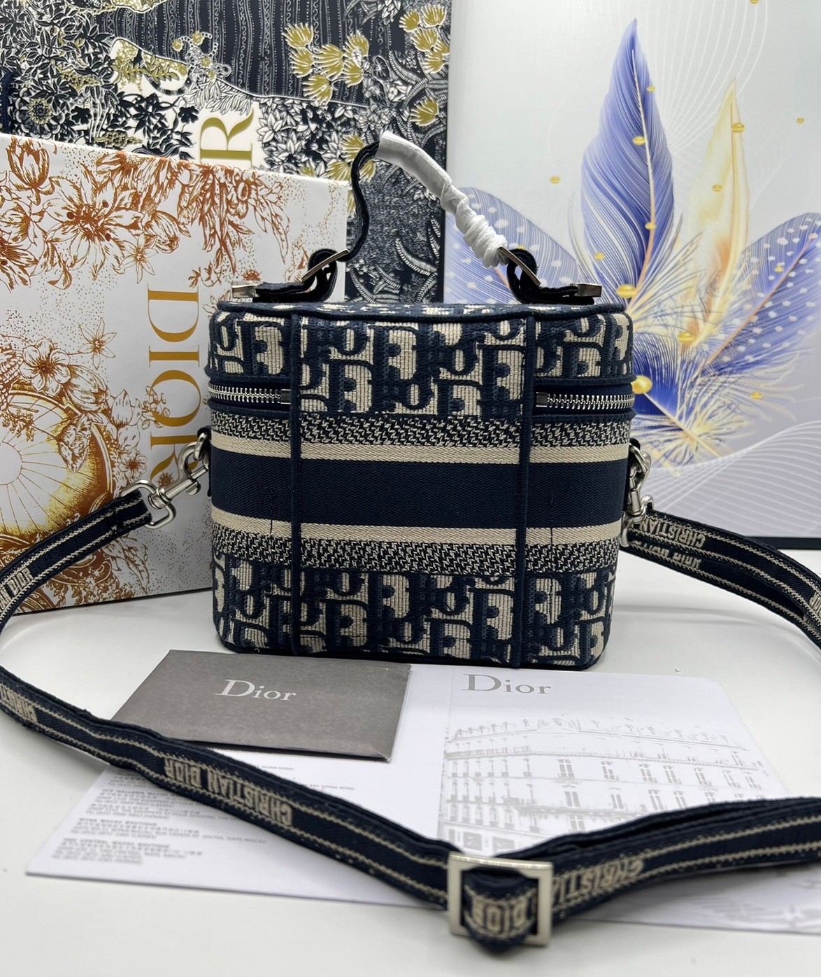 18cm Small DiorTravel Vanity Case กระเป๋าใส่เครื่องสำอาง มาพร้อมกับลวดลาย Oblique ปักอย่างประณีตและประดับด้วยสัญลักษณ์ Christian Dior Paris มาพร้อมสายสะพายและหูจับในตัว ปรับเปลี่ยนใช้งานได้ตามสไตล์