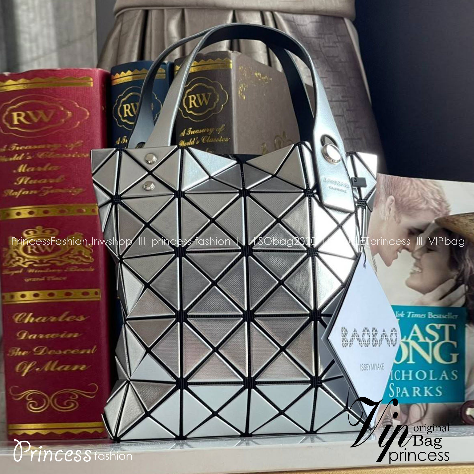 BAO BAO ISSEY MIYAKE PLATINUM COFFRET สะท้อนแสงเพื่อสร้างสินค้าระดับพรีเมียมที่ให้ความเงางามที่เหนือกว่า เพิ่มความหรูหราและโดดเด่นให้กับ เพราะมีความแวววาวและเป็นประกาย