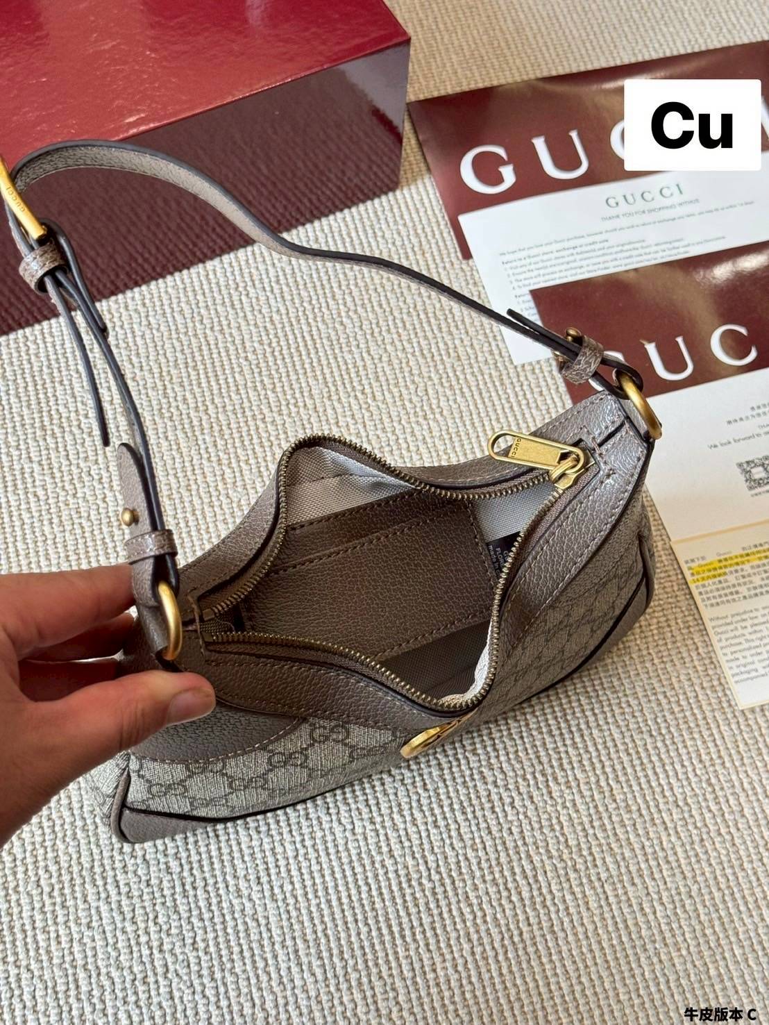 Gucci Aphrodite Small Shoulder Bag กระเป๋าทรงสะพายทรงโฮโบคลาสสิค ถือหรือคล้องไหล่เก๋ๆ ดีไซน์ย้อนยุคผสานความโมเดิร์นด้วยรูปทรงพอช ที่ใช้งานได้ทุกสไตล์ ภายในกระเป๋าเป็นช่องโล่ง