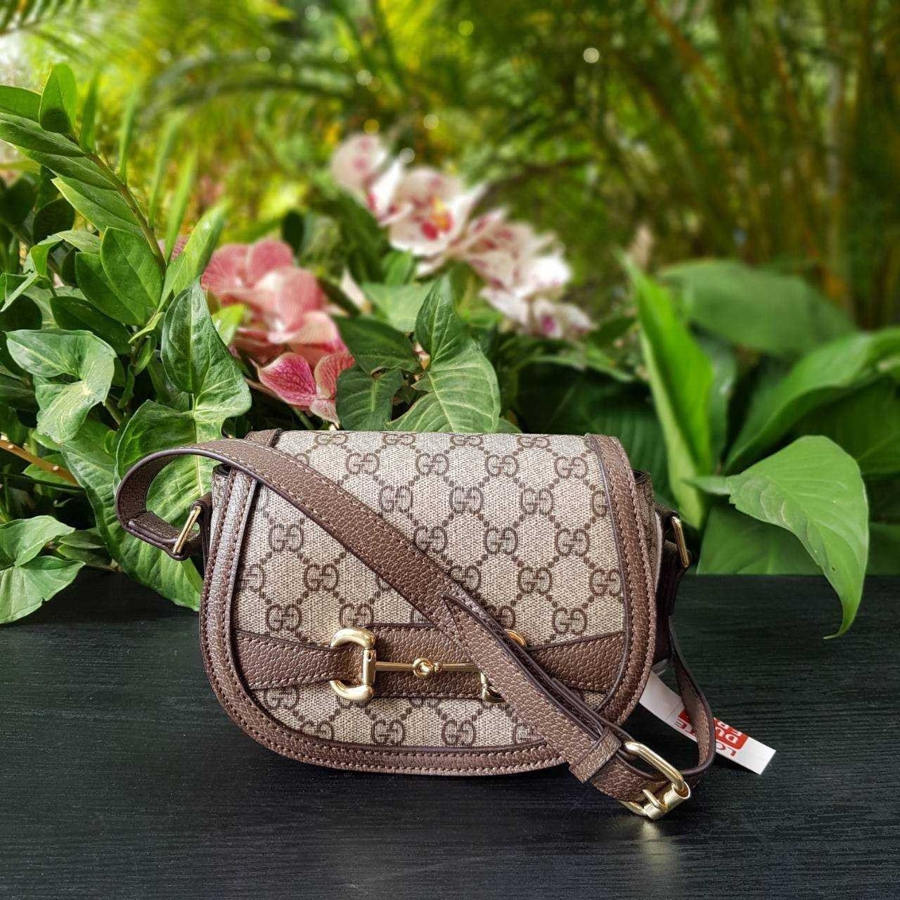 GUCCI Horsebit 1955 small shoulder bag กระเป๋าครอสบอดี้ขนาดกำลังดี ดีไซน์น่ารัก ทรงสวย ใช้ได้ทุกโอกาส สายยาวปรับระดับได้ เปิด-ปิด ด้วยกระดุมแม่เหล็ก