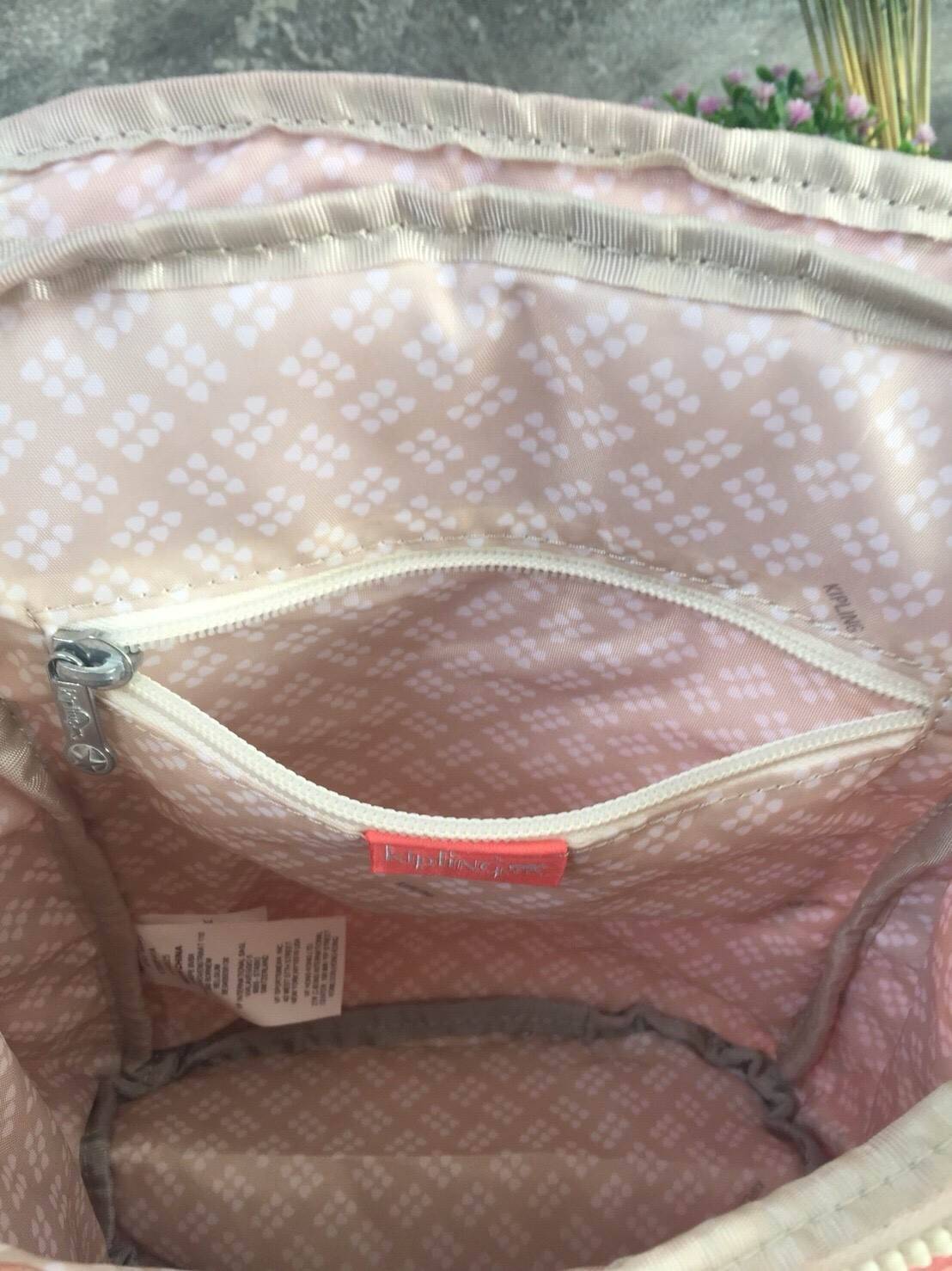 กระเป๋าเป้ Blakeney ไซส์ S จาก KIPLING ที่ออกแบบมาสำหรับผู้หญิง มาพร้อมดีไซน์เบาะรองรับหลัง ซึ่งเหมาะสำหรับ active lifestyle สามารถเก็บของได้อย่างจุใจแต่มีน้ำหนักเบา รวมถึงมีคุณสมบัติกันน้ำช่วยป้องกันให้ของในกระเป๋าปลอดภัยไร้กังวล