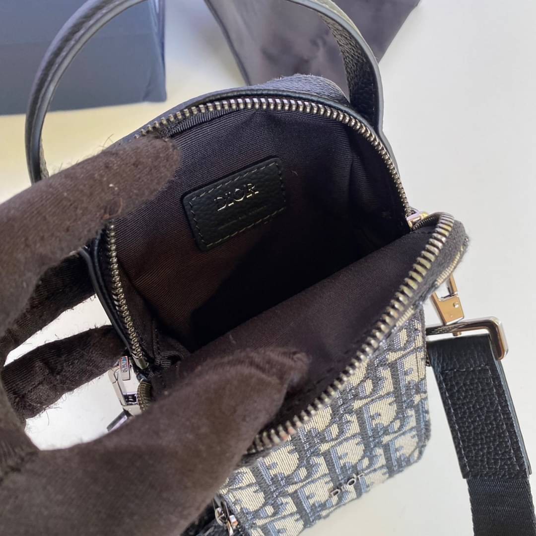 DIOR Micro Rider Pouch Beige and Black / Dior phone bag เกรดออริจินอล กระเป๋าสะพายใส่โทรศัพท์ใส่บัตร สายสะพายข้างถอดได้ ปรับระดับได้ การตัดเย็บละเอียด ตอบโจทย์การใช้งาน ภาพสินค้าถ่ายจากงานขายจริงใช้งานต่างประเทศได้
