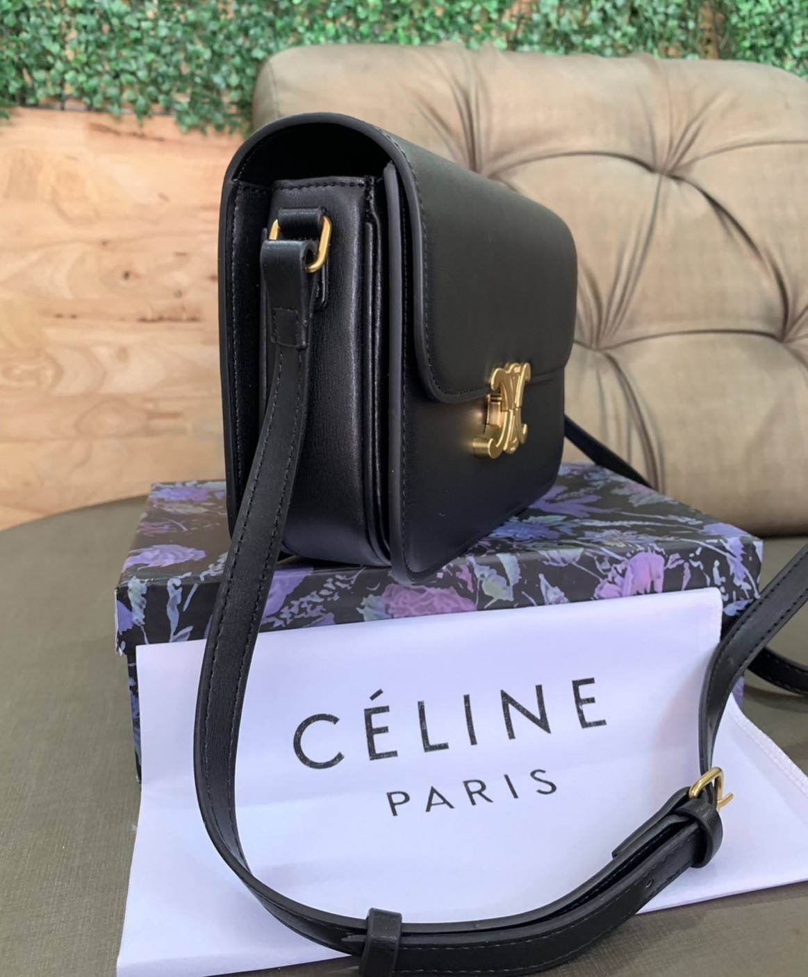 CELINE Medium Triomphe Bag In Shiny Calfskin Medium Triomphe Bag In Shiny Calfskin GIFT WITH PURCHASE (GWP) พรีเมี่ยมกิ๊ฟ Limited Edition จาก CELINE PERFUME DUTY FREE COUNTER วัสดุหนังแท้ (Calfskin) ซับในเป็นหนังแกะ (Lambskin) รูปทรงสี่เหลี่ยมผืนผ้า ขนาดก