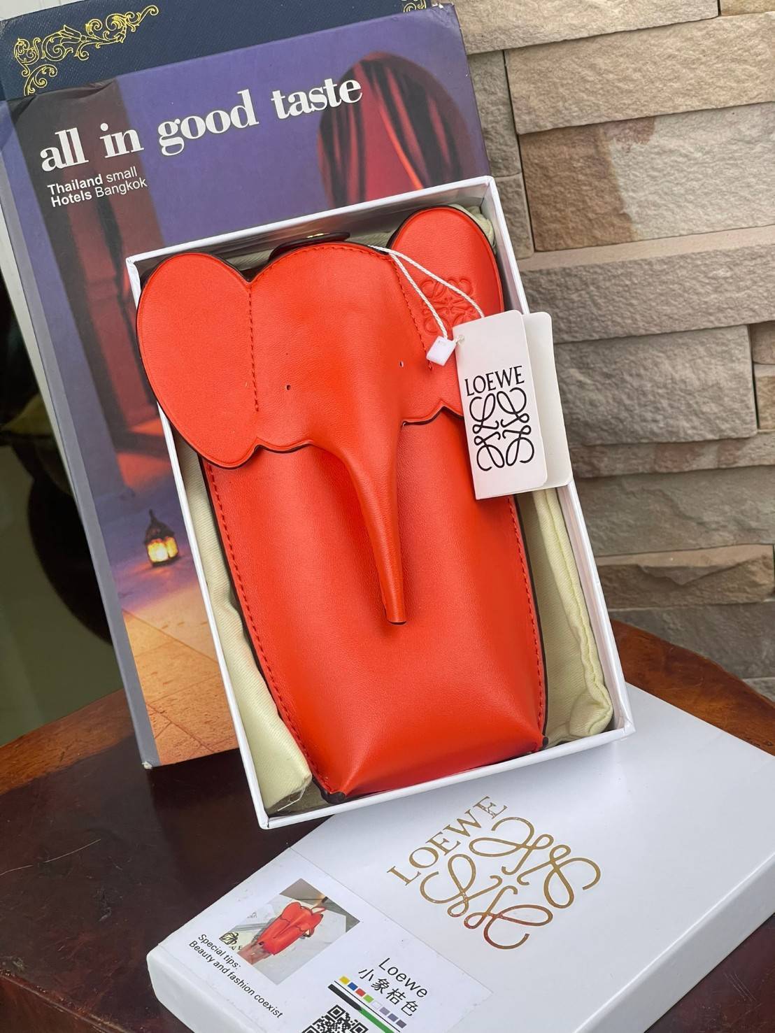 Loewe Leather Elephant Phone Holder แบรนด์หรูจากประเทศสเปนอย่าง โลเอเว่ (LOEWE) หลายๆคนคงนึกถึงกระเป๋ารูปทรงช้างขนาดเล็ก ที่เป็นเหมือนหนึ่งในซิกเนเจอร์ของแบรนด์ มีทั้งแบบสะพายข้าง แบบถือ รวมไปถึงในแบบเครื่องหนังชิ้นเล็กอย่างกระเป๋าใส่มือถือรุ่นนี้ ผลิตจาก