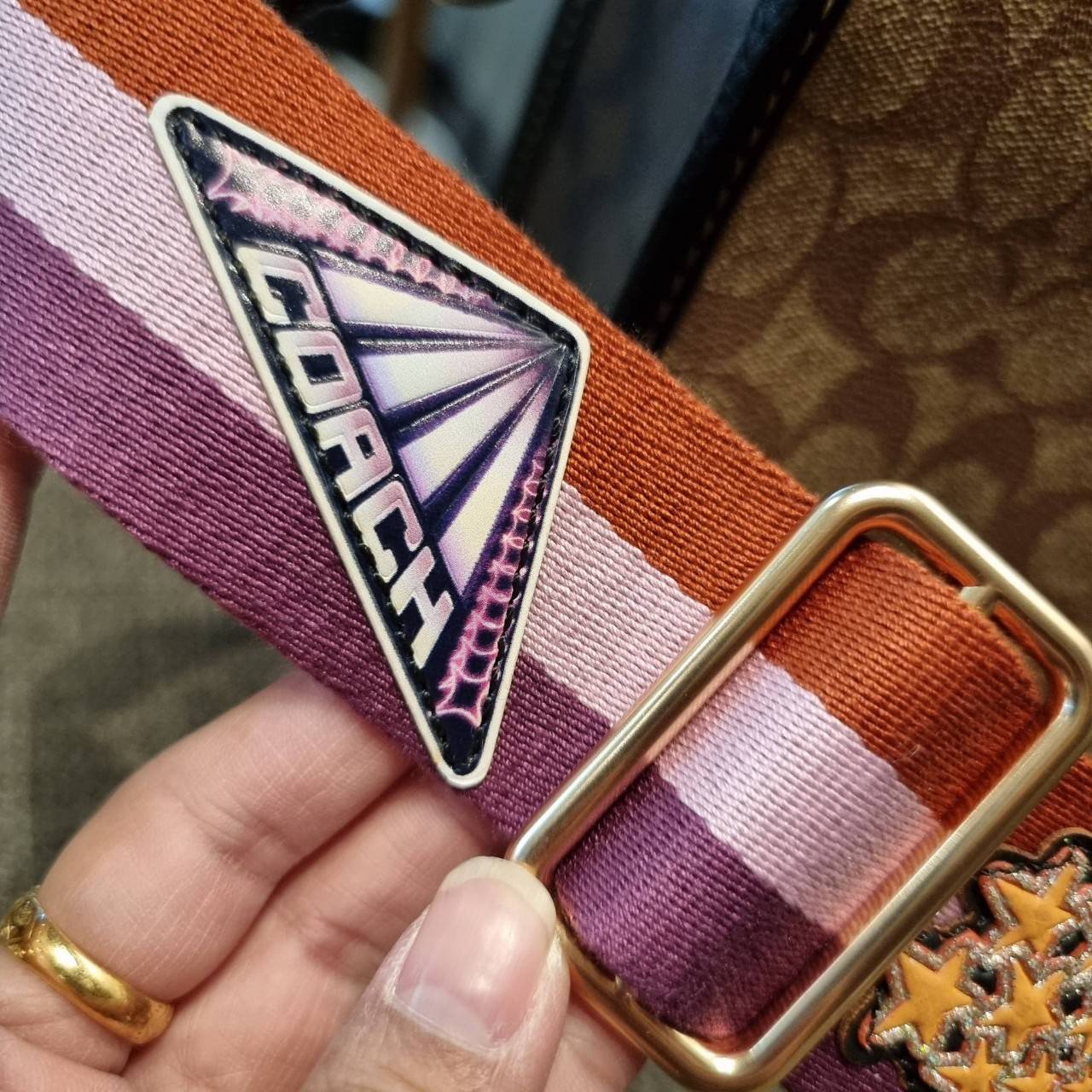 COACH C6918 DEMPSEY TOTE 22 IN SIGNATURE CANVAS WITH DISCO PATCHES คอลเลคชั่นคลาสสิค ที่มาพร้อมดีเทลใหม่ กระเป๋าทรงโท้ท ขนาดน่ารักน่าใช้มากๆ สาวๆถูกอกถูกใจกันนับไม่ถ้วน!! รอบนี้เพิ่มลูกเล่นที่สายสะพาย ดีไซน์กึ่งสปอร์ต ทำให้ใช้งานได้ไม่มีเบื่อ ฟังก์ชั่นการ