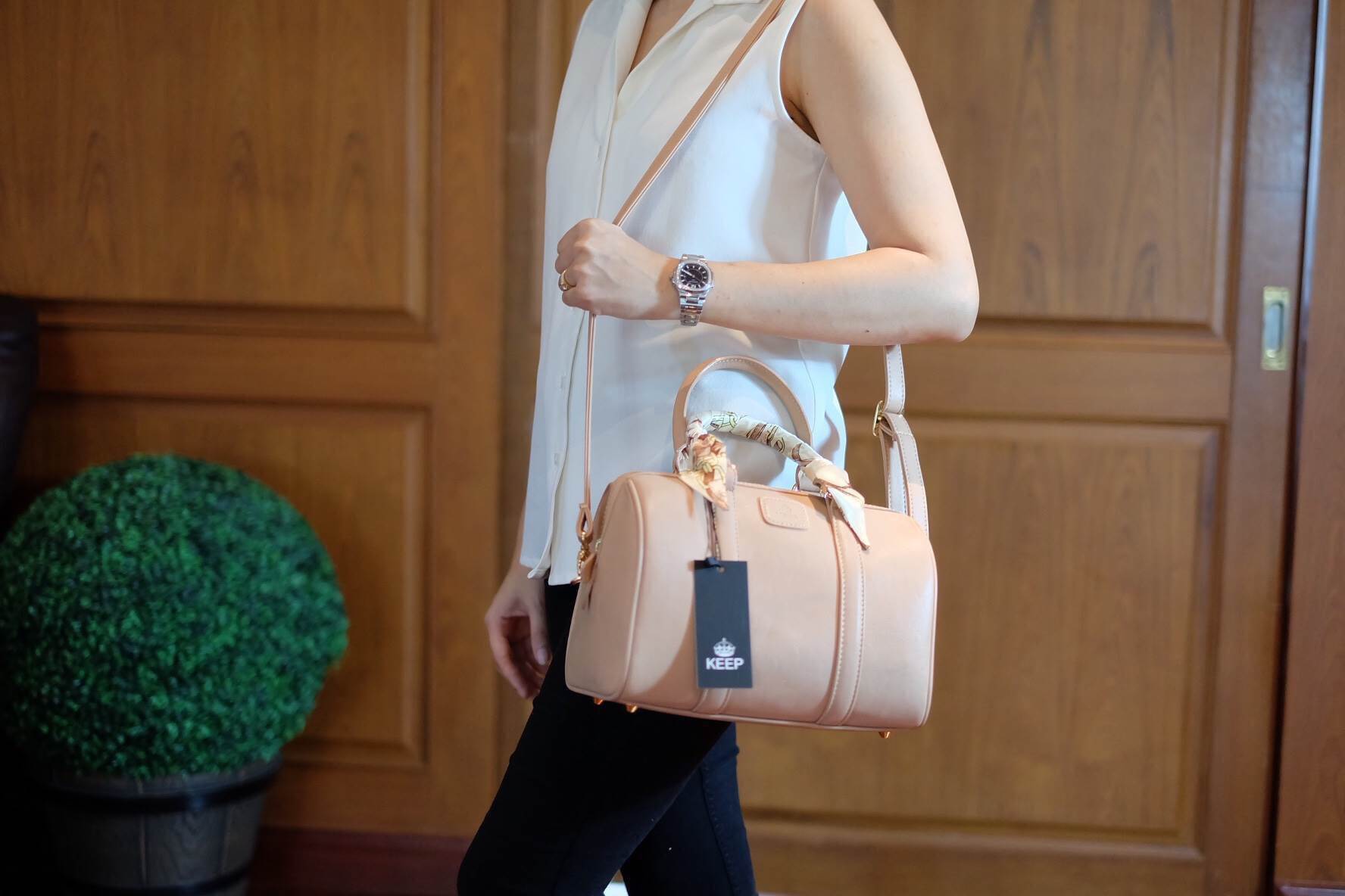 รุ่นใหม่ล่าสุด สินค้าขายดี ขนาด มินิ หนังแกะสังเคราะห์ สวยมากคะ สีเข้าใหม่ >> รุ่น KEEP sheep leather Pillow bag สวย น่ารัก ขนาดตอบทุกโจทย์การใช้งาน เห็นแล้ว #หลงรักเลยคะ ตัวกระเป๋าขนาดกำลังดี จุของคุ้ม หนังแกะ สวยมาก ดูแลรักษาง่าย ประดับด้วยผ้าพันห