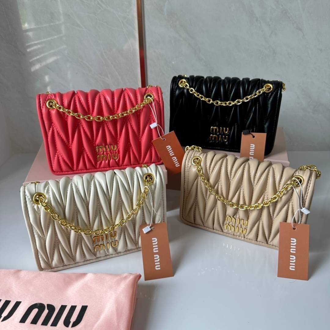 Miu Miu Matelassé Nappa Leather Mini Bag / Miu Miu Woman’S Bag Chain Mini bag กระเป๋ามินิรูปทรงสี่เหลี่ยมวัสดุหนังNappa มีความนุ่มมือและเงางาม