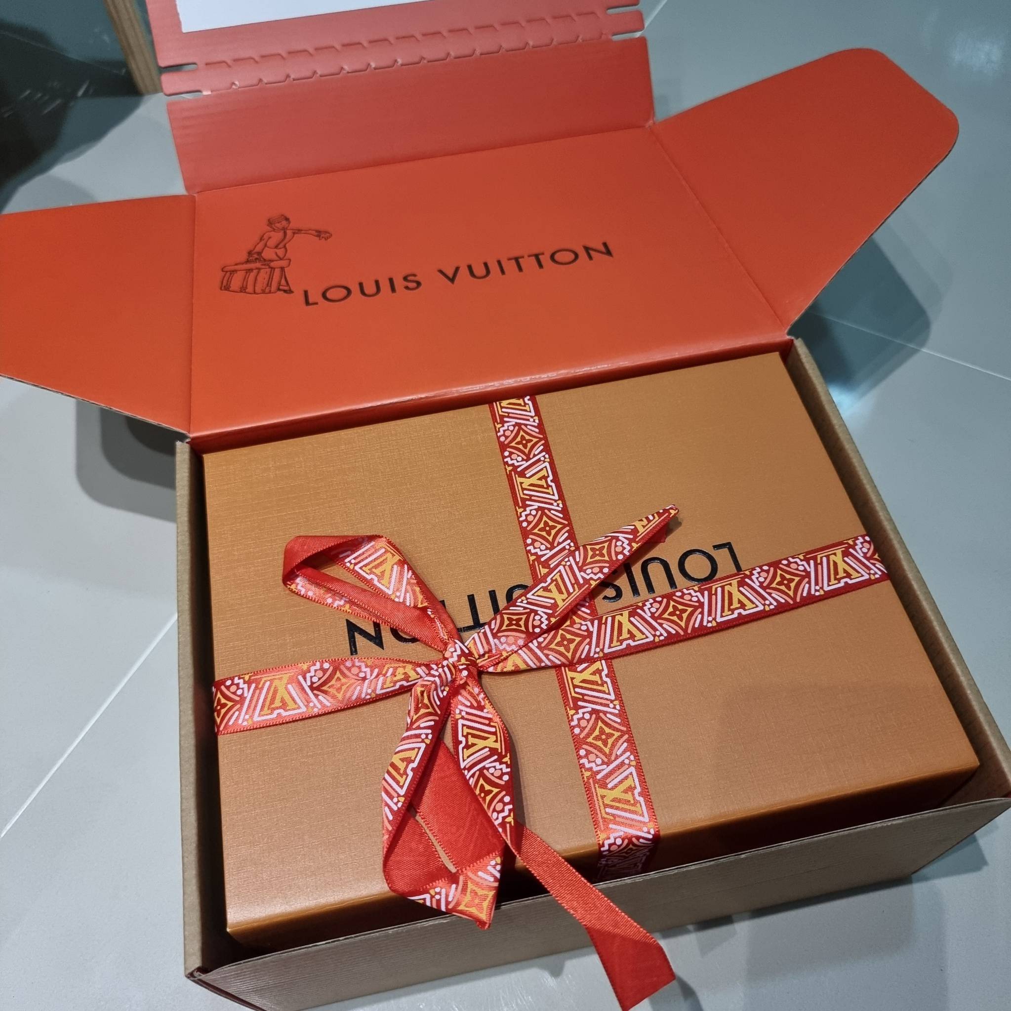 LV IVY WALLET ON CHAIN กระเป๋าสะพายกึ่งกระเป๋าสตางค์ รุ่นยอดนิยม สุดคุ้มด้วยลูกเล่นที่หลากหลาย สายสะพาย 2 เส้น สะพายไหล่และสะพายข้าง