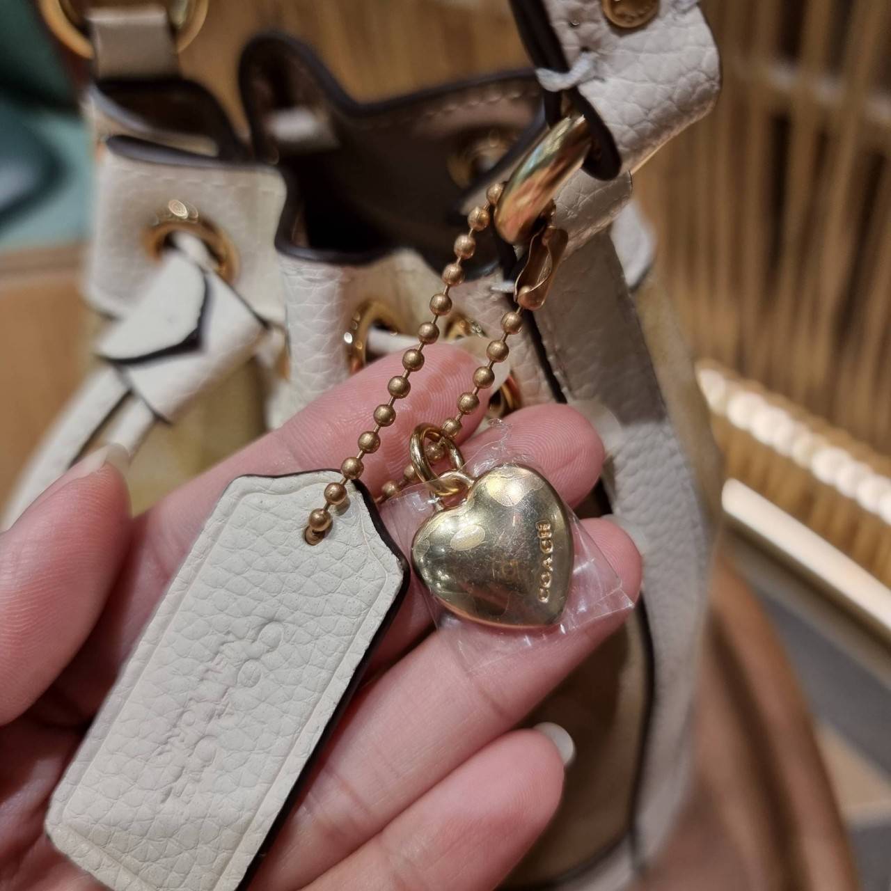 COACH C5121 DEMPSEY 15 DRAWSTRING MINI BUCKET BAG น้องคนสวยมาใหม่จ้า รุ่นใหม่กริ๊บ!! ยังไม่เข้าช็อปไทย ละมุนคุณหนูต้องมาแล้วแหละ กระเป๋าทรงถังไซส์มินิ ใช้งานง่ายด้วยการรูดหนังปิดรอบปากกระเป๋า ทุกอย่างลงตัวที่สุด!! มาพร้อมตัวห้อยรูปหัวใจสีทองกุ๊กกิ๊ก น่ารั