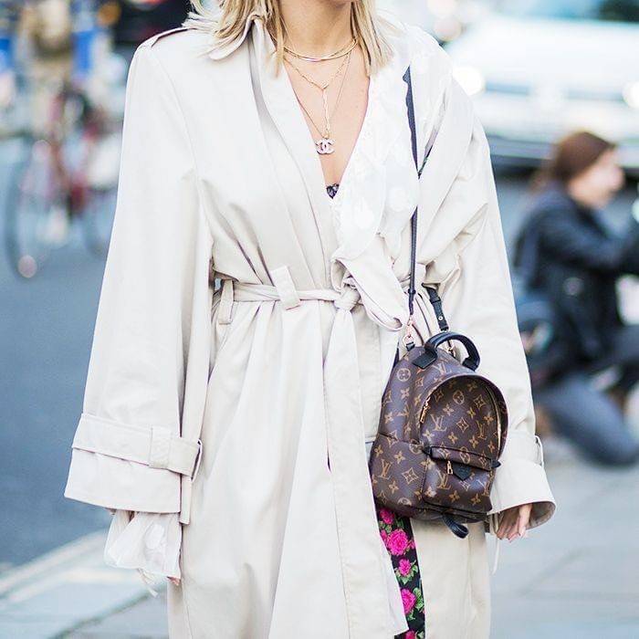 LV Backpack Size Mini | สายสะพายเล็ก ถอดได้ LV palm springs New in!! เข้าแล้วกับไอเท็มยอดฮิต หรูหราพร้อม box set สุดสวย ที่สุดของความคุ้มค่า LV palm springs กระเป๋าแบ็คแพ็ค มาให้เลือก 2 ไซส์ ขายดี วัสดุหนังแคนวาสคุณภาพดี มีช่องซิปแบ่งสัดส่วน ใบเล็กสายวะพา