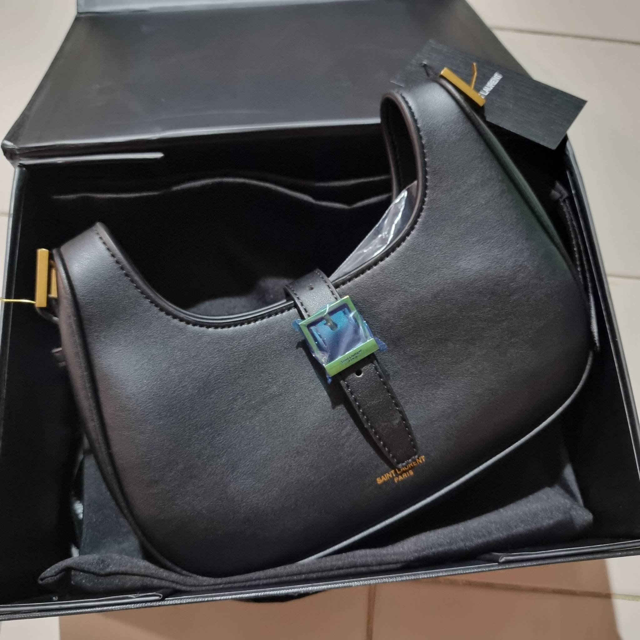 Yves Saint laurent le fermoir hobo bag in shiny leather / YSL hobo bag กระเป๋าสะพายไหล่ ดีเทลหรู สวยครบทุกมุม ตอบโจทย์สาวๆทุกไลฟ์สไตล์ เพราะใช้งานได้ง่ายและสะดวก vip พรีเมี่ยมกิ๊ฟจาก dytyfree วัสดุหนังวัวแท้เต็มใบ สัมผัสดีงามมากๆ น้ำหนักเบา ดูแพงที่สุด ปา