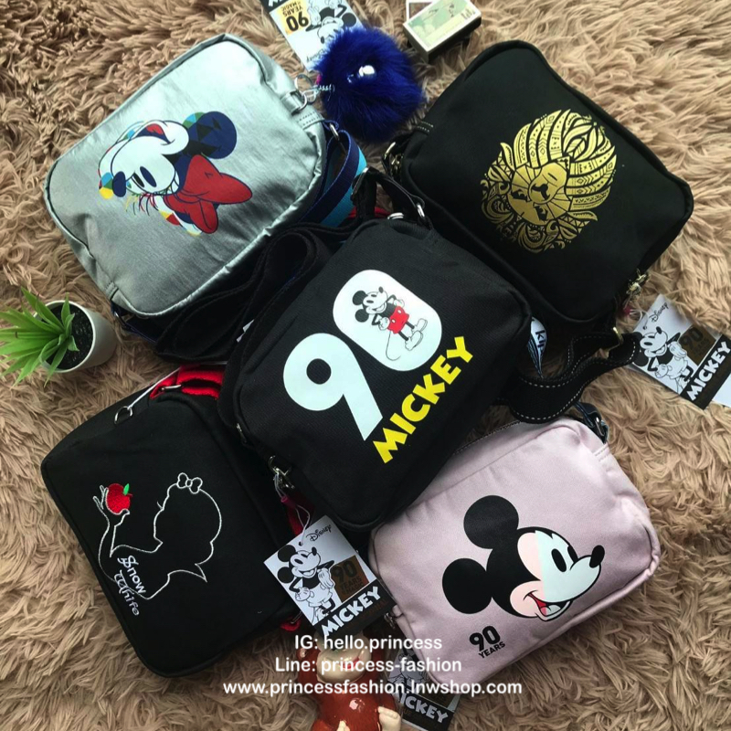Disney's Mickey&Jungle Book Veni Crossbody Bag รุ่นLimited Edition ทรงสะพายข้าง ขนาดกำลังดี วัสดุpolester100% ดีเทลด้านหน้าลายการ์ตูนของวอลด์ดิสนีย์ เปิดปิดด้วยซิปเดียวด้านบน ภายในกว้าง มีช่องซิปและที่ห้อยพวงกุญแจ ฐานกว้างจุของได้เยอะสามารถสะพายได้ทั