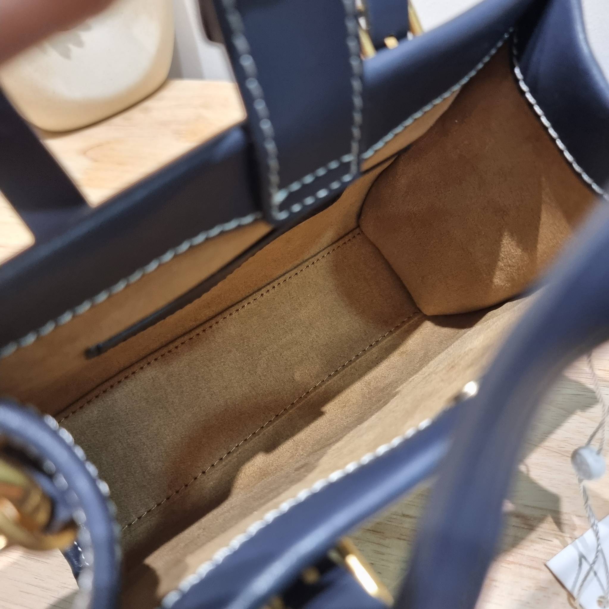 TORY BURCH MINI T MONOGRAM SQUARE TOTE รุ่นใหม่ล่าสุด คิ้วท์กว่าใคร! กับไอเท็มโมโนแกรมสุดฮิต กระเป๋าทรงโท้ทไซส์มินิ น่ารักน่าใช้มากๆ ให้คุณได้เพลิดเพลิน และคล่องตัวมากๆ