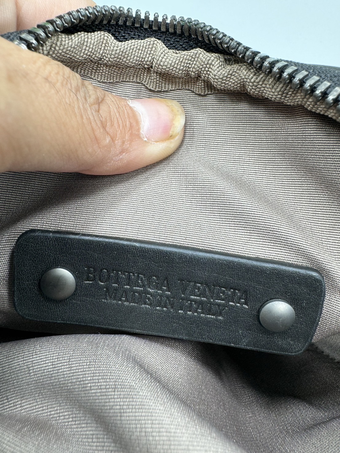 Small BOTTEGA Messenger Bag / BOTTEGA Crossbody Bag กระเป๋าสะพายเมสเซนเจอร์ ดีไซส์สานเป็นเอกลักษณ์ everyday look เอาใจหนุ่มๆ สวยเท่คลาสสิก