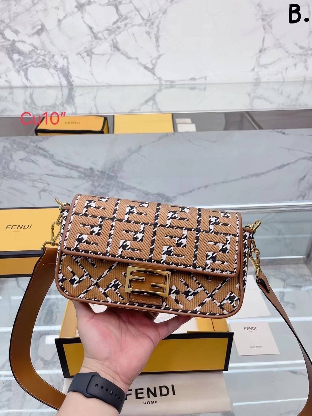 FENDI Baguette Brown houndstooth wool bag with FF embroidery / fendi baguette fabric bag กระเป๋าสะพายเฟนดิ งานจริงสวยมาก พร้อมสายสะพาย 2 เส้น ถอดได้ งานปั้มทุกจุด วัสดุคุณภาพดี แนะนำ ไม่ผิดหวัง มีจำนวนจำกัดนะคะ ภาพถ่ายจากงานขายจริง ใช้งานต่างประเทศได้