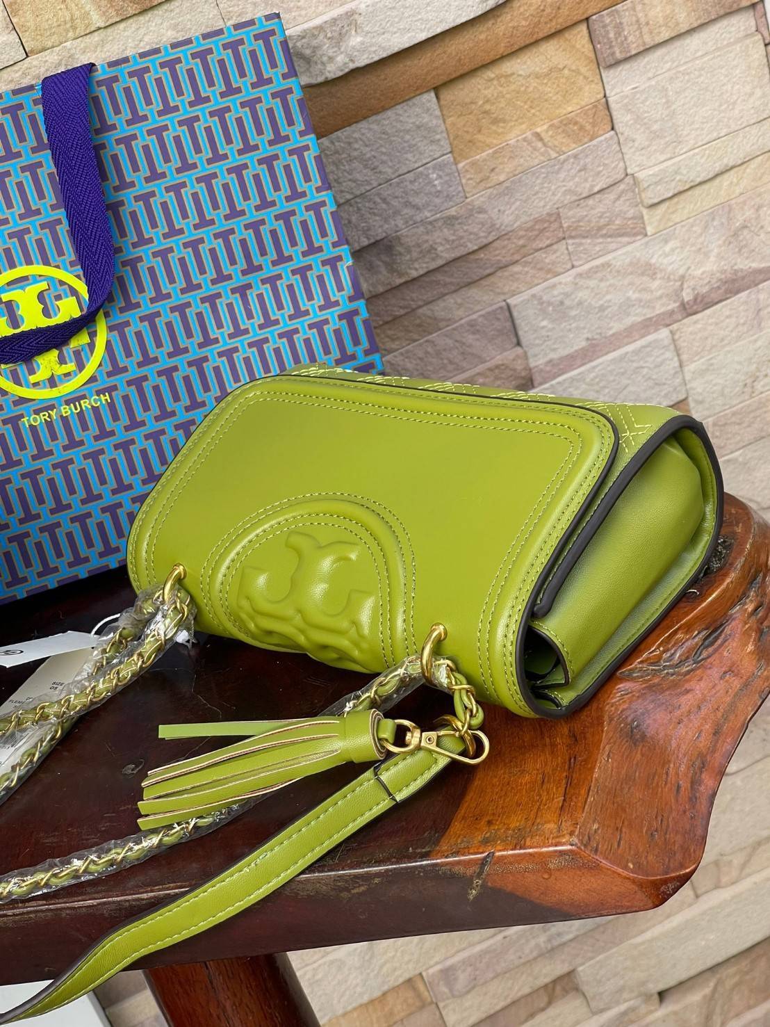 TORY BURCH Fleming Convertible Shoulder Bag ดีไซน์น่ารัก ดูแพงไม่เป็นรองใคร ใช้ได้ทั้งทั่วไปและออกงาน สาว ๆ คนไหนที่กำลังมองหากระเป๋าสะพายไหล่น่ารัก ๆ สักใบที่มีดีไซน์โดดเด่น สะดุดตาล่ะก็ไม่ควรพลาดกับ Collection นี้เลยค่ะ เพราะ Fleming นั้นเป็นรุ่นที่เรีย