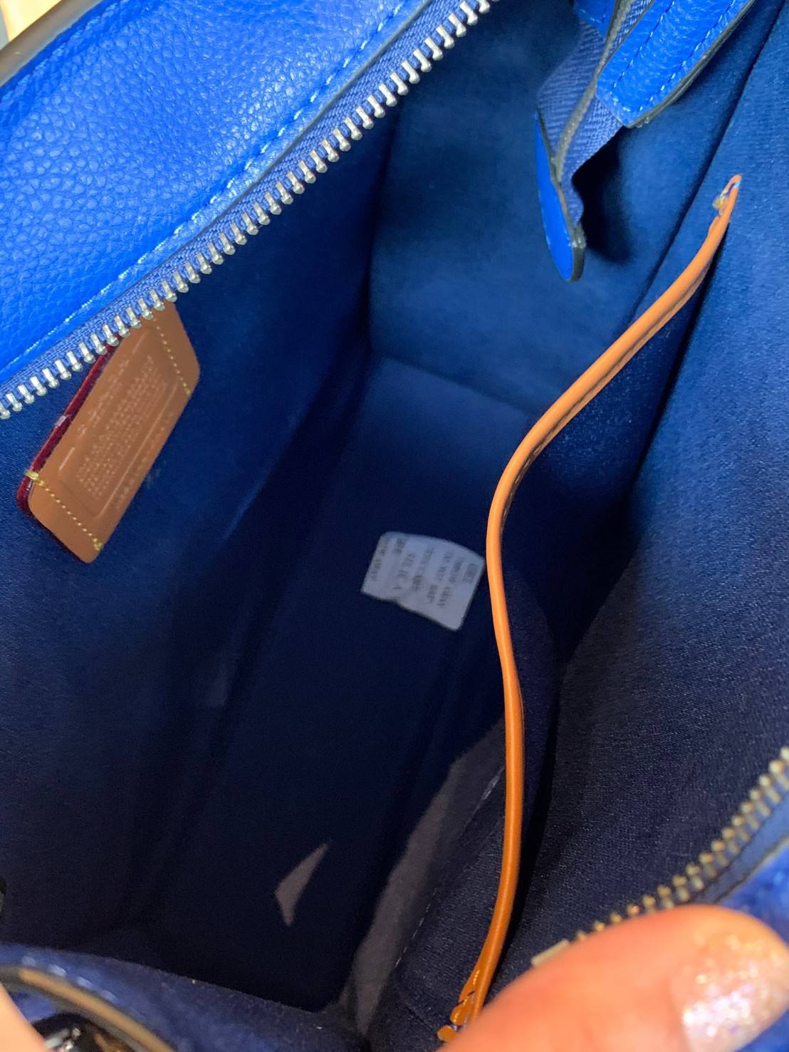 COACH COLORFUL GOTHAM TOTE SIGNATURE ((CA814)) รุ่นนี้ใช้ได้ทั้งผู้ชายและผู้หญิง ขนาดกลางๆกำลังสวยเลยค่ะ ใหม่ล่าสุด ก่อนใคร! กับกระเป๋าที่รังสรรค์สีออกมาได้สดใส เรียกได้ว่าจัดเต็มในเรื่องสีมีเดียวค่ะ หนังแท้ ลายหนังสวย บวกกับโลโก้แบรนด์ทั้งใบที่ลงลายสีได้