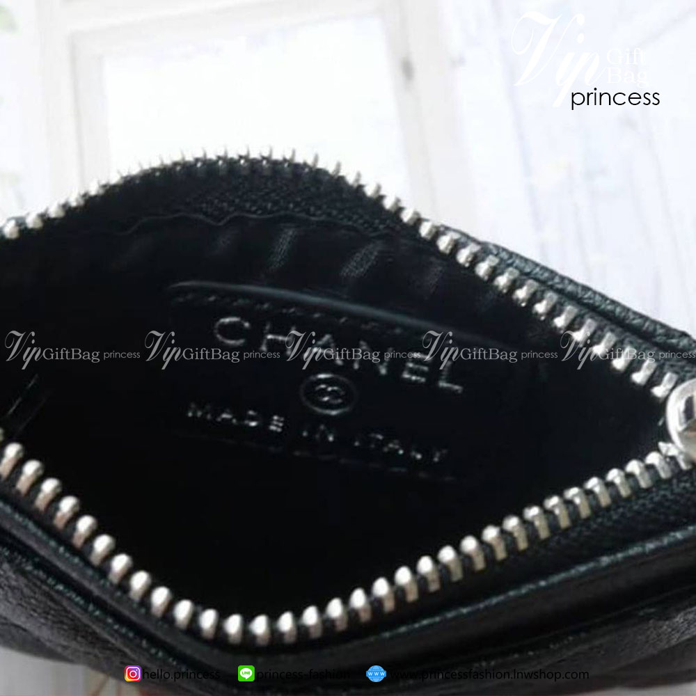 BEST SELLER!! พร้อมส่งอีกครั้งค่า!!! งานหรูเว่อวัง พร้อมส่งคะ CHANEL CARD HOLDER IN BLACK 💳 จากพรีเมี่ยมกิ้ฟแบรนด์หรูอย่าง CHANEL ดีไซน์สวยเก๋ ประดับ LOGO BRAND **อะไหล่เงิน ขนาดกำลังน่ารัก ใส่บัตรได้ถึง 4 ใบ(ยังไม่รวมช่องซิป) พกพาสะดวก ด้านในเปิด