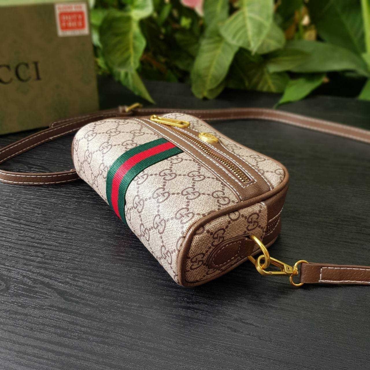 GUCCI Ophidia GG Crossbody Bag กระเป๋าครอสบอดี้ขนาดกำลังดี ดีไซน์ที่เป็นเอกลักษณ์ ใช้ได้ทุกโอกาส สายยาวปรับระดับได้ เปิด-ปิด ด้วยซิบ