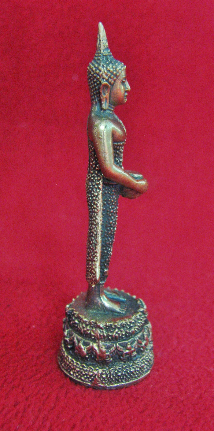 สินค้าหมดค่ะ พระบูชาพระประจำวันเกิดวันพุธกลางวัน ปางอุ้มบาตร เนื้อทองเหลืองพร้อมใบคาถาค่ะ