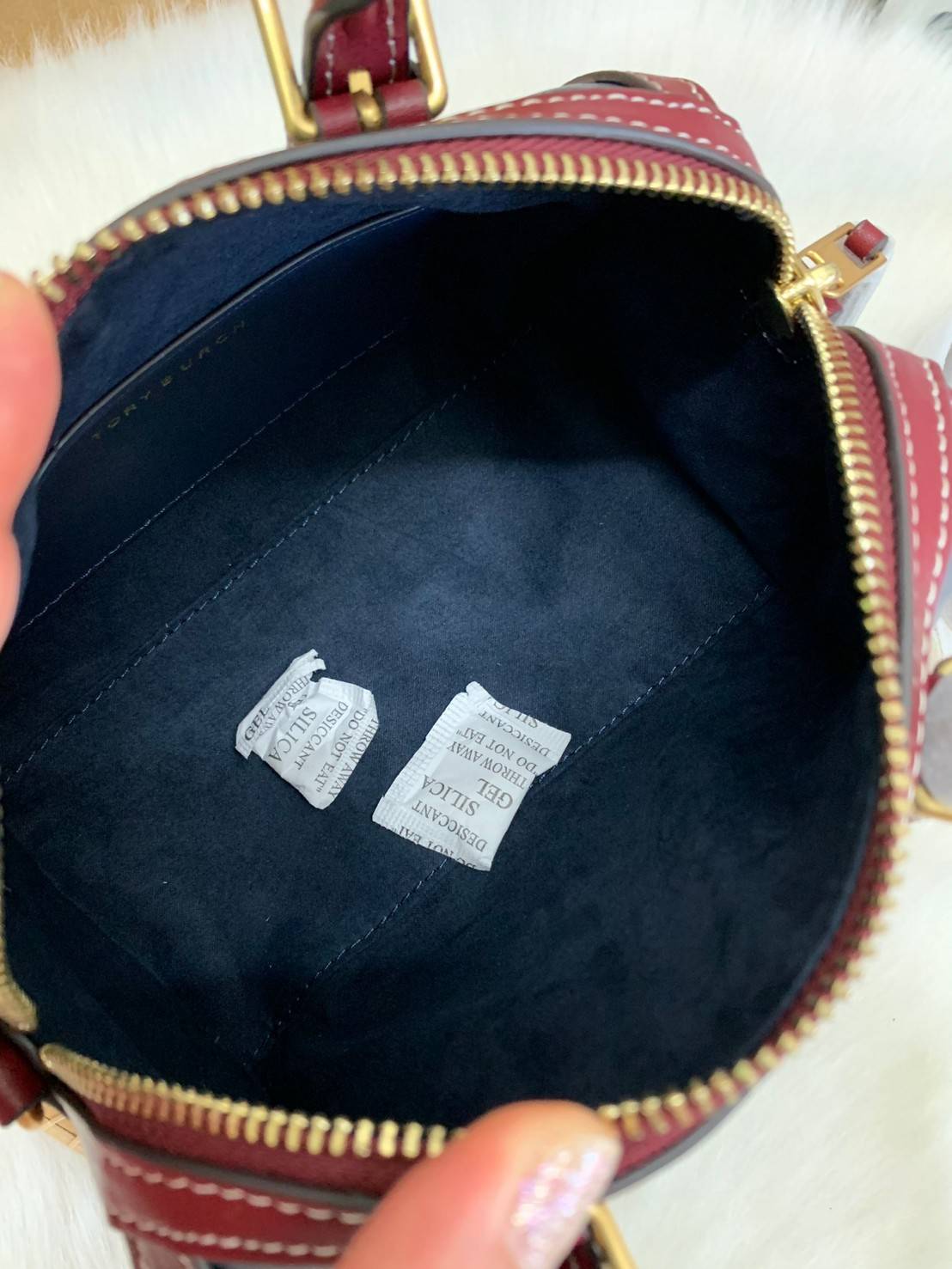 TORY BURCH T Monogram Color-block Barrel Duffle พร้อมส่งที่ไทย สวยก่อนใคร ใบใหญ่ ใส่จุไปเลยจ้าา😘 ✔️กระเป๋าทรงหมอน วัสดุหนังแท้ชั้นดีที่สุด หนังเรียบนิ่มสวย ✔️เปิดปิดกระเป๋าด้วยซิปคู่แบบมีหนังห้อย ภายในกว้างมากสำหรับไซด์นี้ หายห่วงไปเ