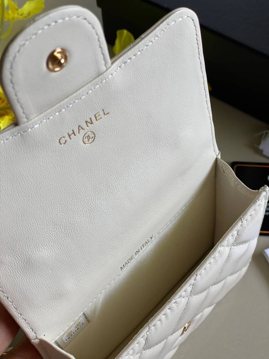 หนังแท้ VIP GIFT CHANEL MINI BLACK BAG รุ่นยอดนิยมไอเท็มฮิตวัสดุหนังแท้เรียบสวยคลาสสิคเปิดปิดด้วยฝาปิดกระดุมด้านหน้ามีโลโก้แบรนด์อะไหล่ทองสวยหรูดูดีมากกกก มาพร้อมสายโซ่ทองร้อยหนังจะสะพายไหล่ หรือ Crossbody ก็ดูดี ภายในโล่งกว้าง ตัวจริงสวยน่าใช้ Chanel min