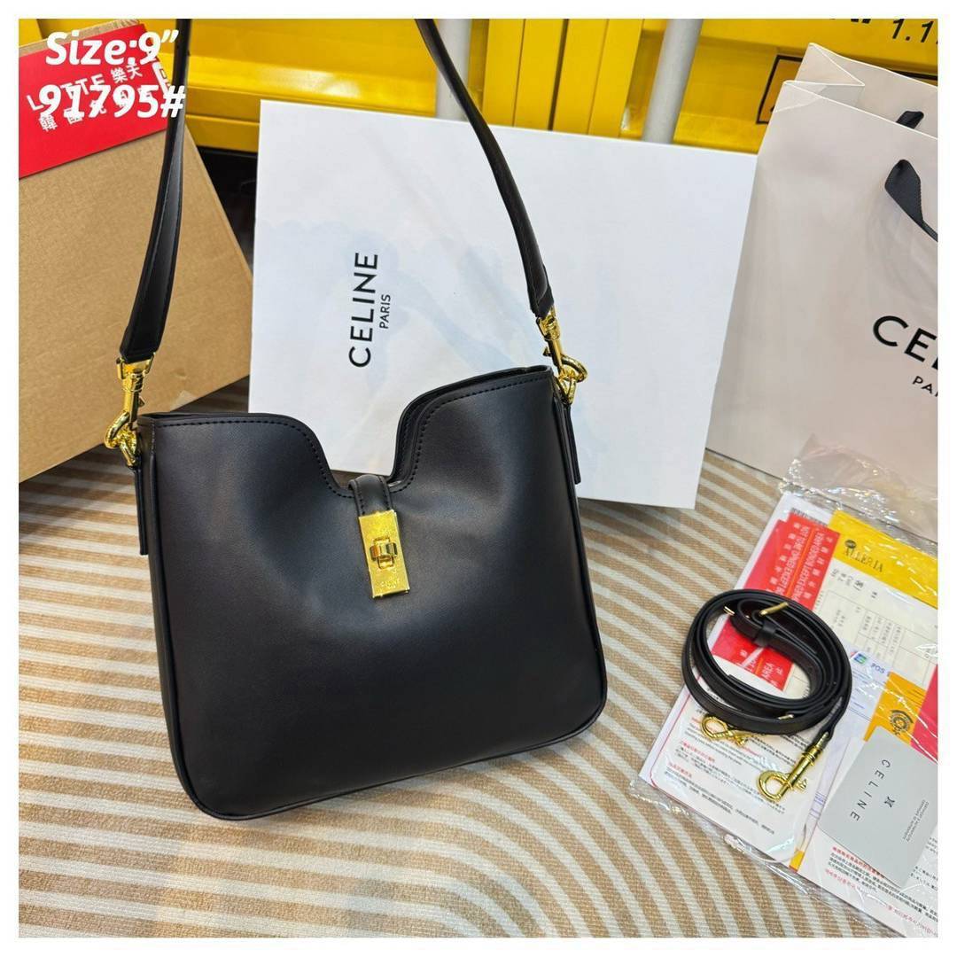 CELINE SMALL CAMILLE 16 SOFT BAG IN SMOOTH LEATHER กระเป๋าทรงโฮโบที่ตัวแม่ตัวมัมใช้กันเยอะสุดๆ ด้วยรูปทรงยอดนิยม สะดวกใช้ด้วยอะไหล่บิดล็อค สีทองสวยโดดเด่น