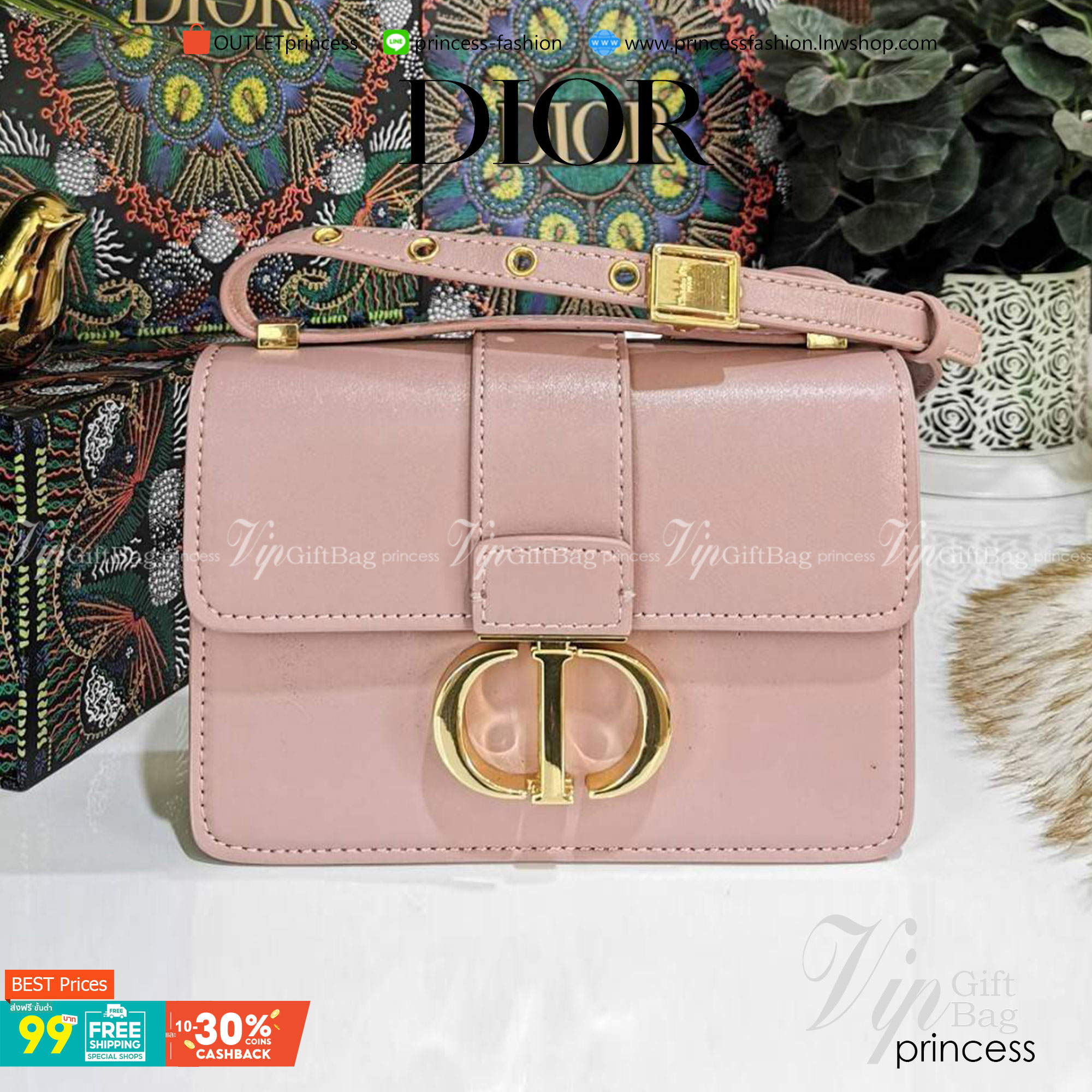CHRISTIAN DIOR MINI BAG VIP GIFT WITH PURCHASE (GWP) พรีเมี่ยมกิ้ฟ Limited Edition จาก DIOR DUTYFREE COUNTER วัสดุหนังแท้ Calfskin ทรงสี่เหลี่ยมหนังเรียบสวยหรูอยู่ทรงเปิดปิดด้วยฝาปิดโลโก้แบรนด์อะไหล่ทองด้านหลังมีช่องใส่ของ ภายในโล่งมีโลโก้สามารถใส่มือถือข