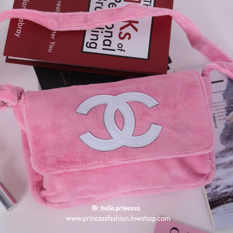 Chanel Beaute Crossbody Bag กระเป๋าสะพาย VIP GIFT ของแท้ จาก Chanel Cosmetic แท้💯 วัสดุขนวูลหนานุ่ม ตัดโลโก้แบรนด์หนังสีขาวสวยโดดเด่น น้ำหนักเบา เปิดปิดด้วยฝาปิดกระดุมแม่เหล็ก ใบใหญ่กำลังดี ใส่ iPad, กระเป๋าสตางค์ใบยาว, และของจุกจิกได้เยอะ มาพร้อม