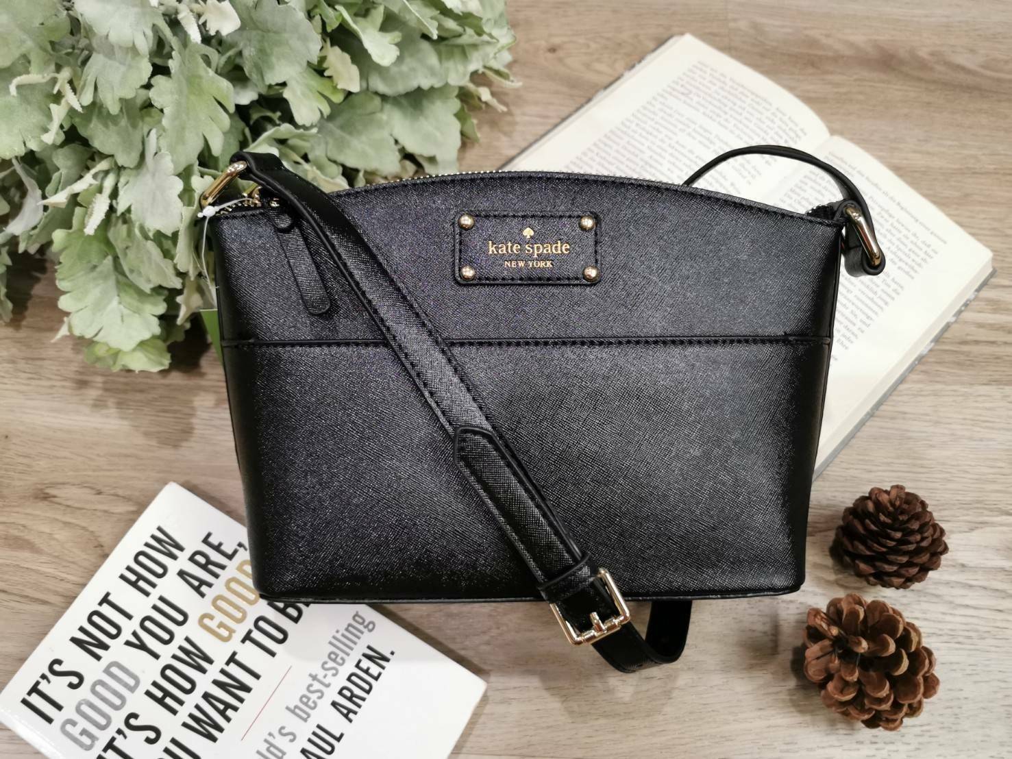 Kate Spade New York Cross Body Bag กระเป๋าสะพายรุ่นยอดนิยมจาก Kate Spade Factory วัสดุหนัง Saffiano สวยหรูอยู่ทรง ด้านหน้ามีโลโก้แบรนด์และช่องใส่ของ เปิดปิดด้วยซิปสะดวกใช้ ภายในมีช่องซิปและช่องใส่ของ รุ่นนี้สามารถใส่กระเป๋าสตางค์ใบยาว มือถือ ของจุกจิกได้เ