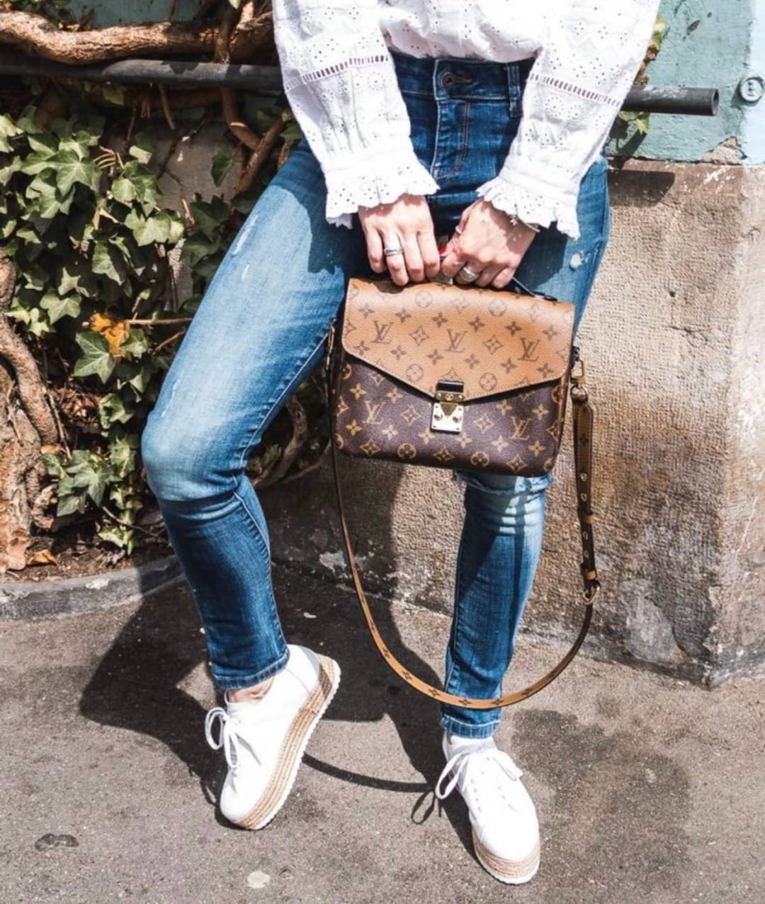 LV Pochette Métis ไอเท็มนำแฟชั่นที่น่าดึงดูดใจอย่างยิ่ง กระเป๋าที่มีรูปลักษณ์ทรงกะทัดรัดและใช้งานได้สะดวก หนังแท้แคนวาสอย่างดีเลยค่ะ ลาย Monogramอัญเป็นเอกลักษณ์ของแบรนด์