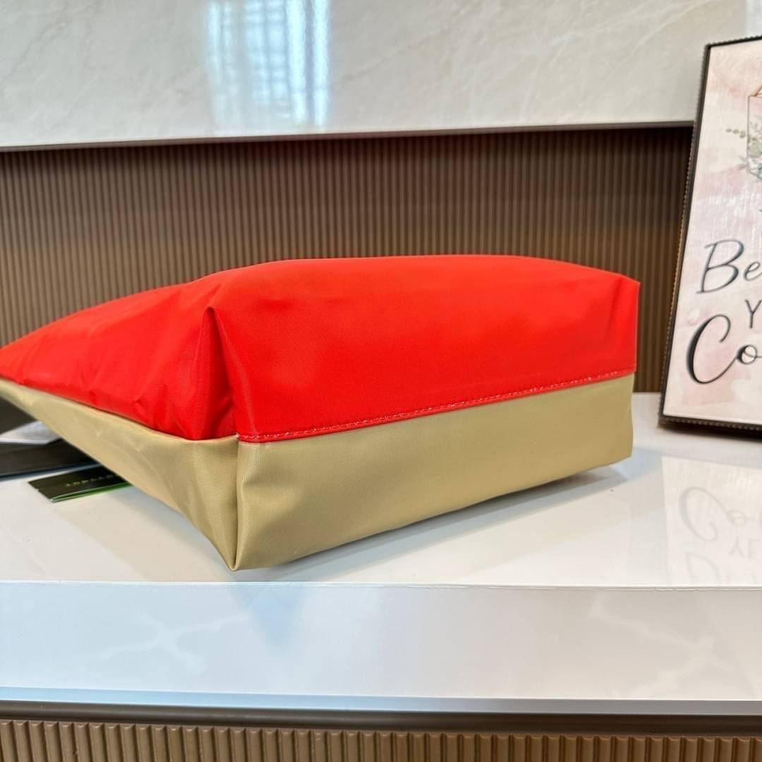 LONGCHAMP LE PLIAGE RE-PLAY TOP HANDLE BAG สินค้ารุ่นลิมิเต็ด collection สุดปัง ซื้อใบเดียวเหมือนได้2 ใบ กระเป๋าสะพายแนวตั้งที่กว้างขวาง มีเอกลักษณ์เฉพาะตัวแต่มีดีไซน์ที่น่าดึงดูด