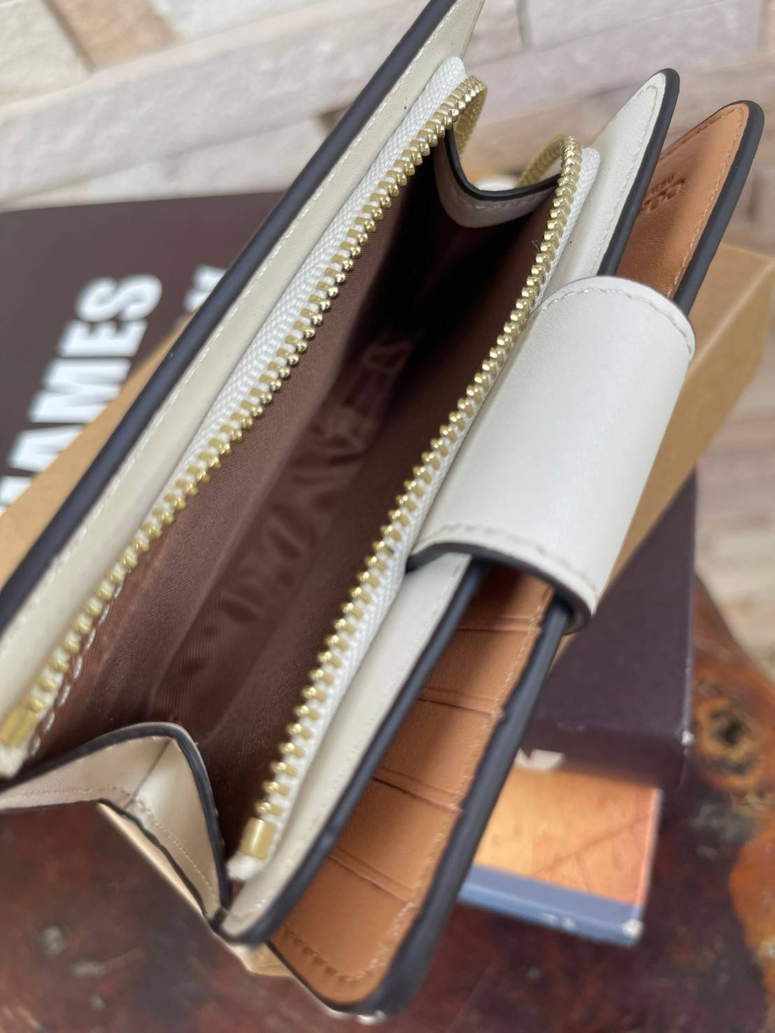 Coach Medium Corner Zip Wallet In Signature Canvas With Hunting Fishing Plaid Print (C6011) กระเป๋าสตางค์ขนาดกลางที่ถือว่าเป็นไอเทม Must Have ของทุกเพศทุกวัยที่ต้องพกติดตัวไว้ตลอดเวลา เพราะนอกจากจะช่วยจัดเก็บเงิน บัตรประชาชน บัตรเครดิตและต่าง ๆ ให้เป็นระเ