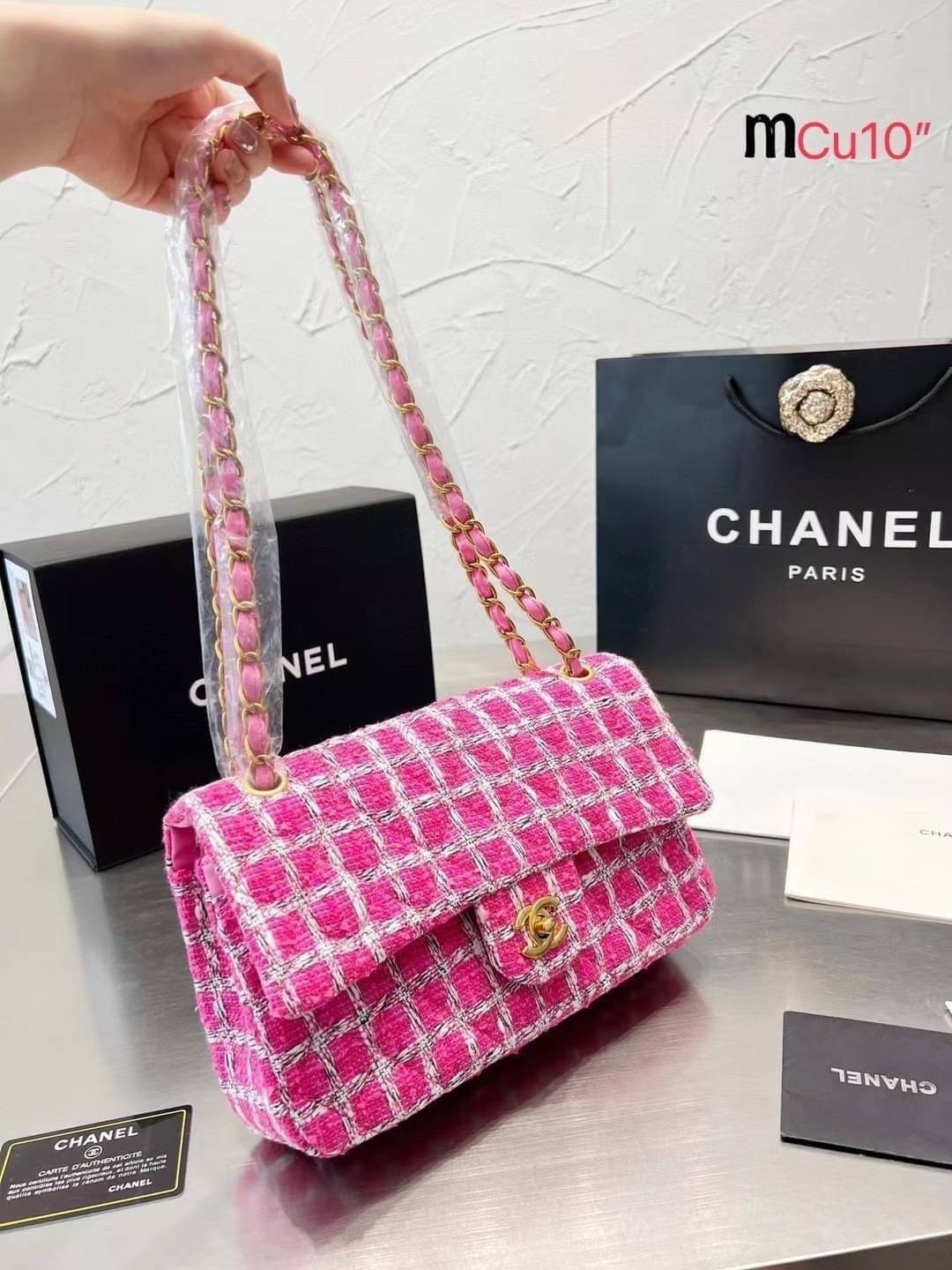 CHANEL Tweed Flap Bag 25cm ลุคคุณหนูไม่ควรพลาด Collection นี้เลย ลวดลายบนกระเป๋าแบบกราฟฟิคมีเท็กเจอร์ ทำให้กระเป๋าดูมีราคามากยิ่งขึ้น สะพายใช้งานได้หลายโอกาส ไม่ว่าจะไปเที่ยวหรือไปงานเลี้ยงสังสรรค์ก็เหมาะสมเป็นอย่างยิ่งเลยค่ะ