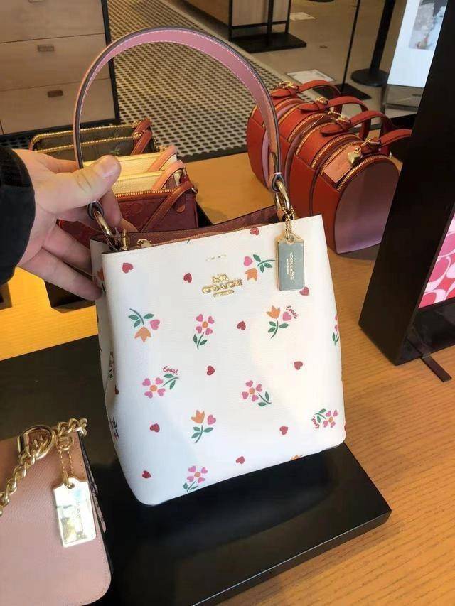 COACH SMALL TOWN BUCKET BAG WITH HEART PETAL PRINT(C7975//C7976)🌺💞กระเป๋าถือ กระเป๋าสะพาย ทรงฮิตยอดนิยมตลอดกาล>>ปริ้นลายดอกไม้รูปหัวใจมินิ น่ารักเกินเบอร์มาก🥰 ไม่ว่าจะออกมาคอลเลคชั่นไหนๆ ก็ครองใจสาวๆไปได้ทุกรุ่น/ วัสดุหนังแคน