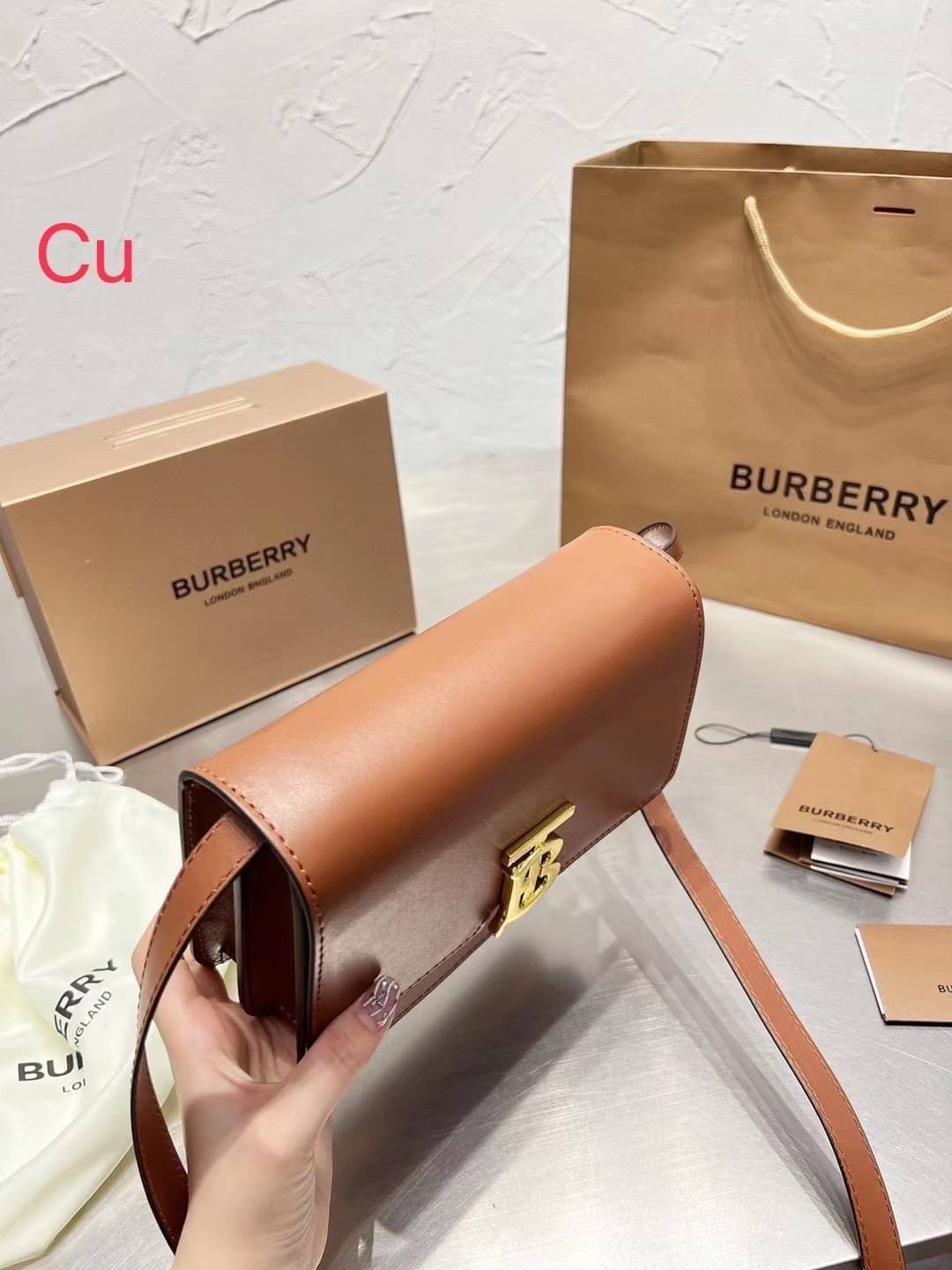 BURBERRY Leather Medium TB Bag / BURBERRY FRAGRANCES CROSSBODY BAG กระเป๋าสะพายหนังเรียบสวยอยู่ทรงดีไซน์ยอดนิยมประดับโลโก้แบรนด์ทองด้านหน้า เปิดปิดด้วยฝาปิดสัญลักษณ์ตัวB ภายในมีช่องแบ่งเป็นสัดส่วนมีช่องซิปหัวซิปแบรนด์