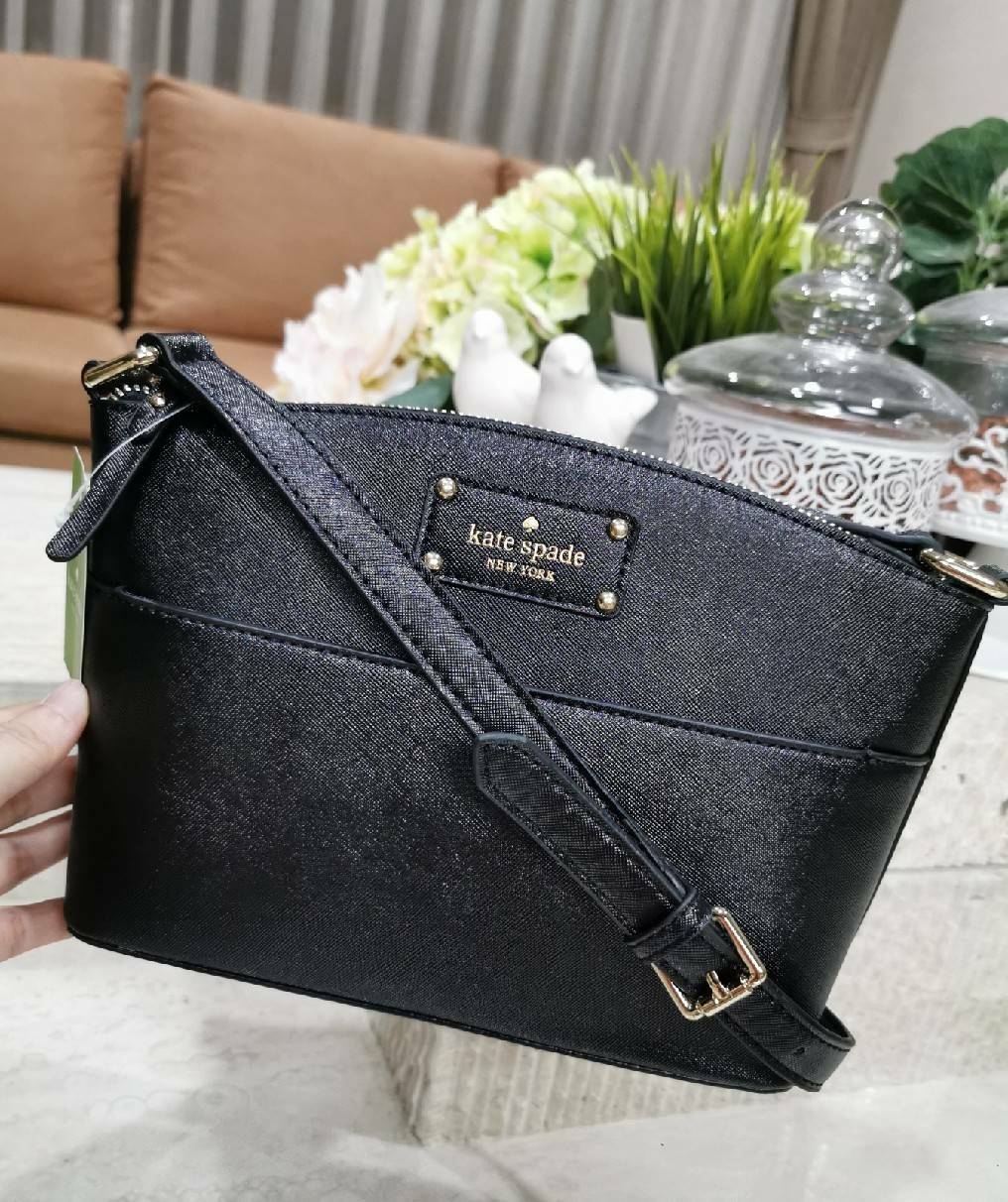 Kate Spade New York Cross Body Bag กระเป๋าสะพายรุ่นยอดนิยมจาก Kate Spade Factory วัสดุหนัง Saffiano สวยหรูอยู่ทรง ด้านหน้ามีโลโก้แบรนด์และช่องใส่ของ เปิดปิดด้วยซิปสะดวกใช้ ภายในมีช่องซิปและช่องใส่ของ รุ่นนี้สามารถใส่กระเป๋าสตางค์ใบยาว มือถือ ของจุกจิกได้เ