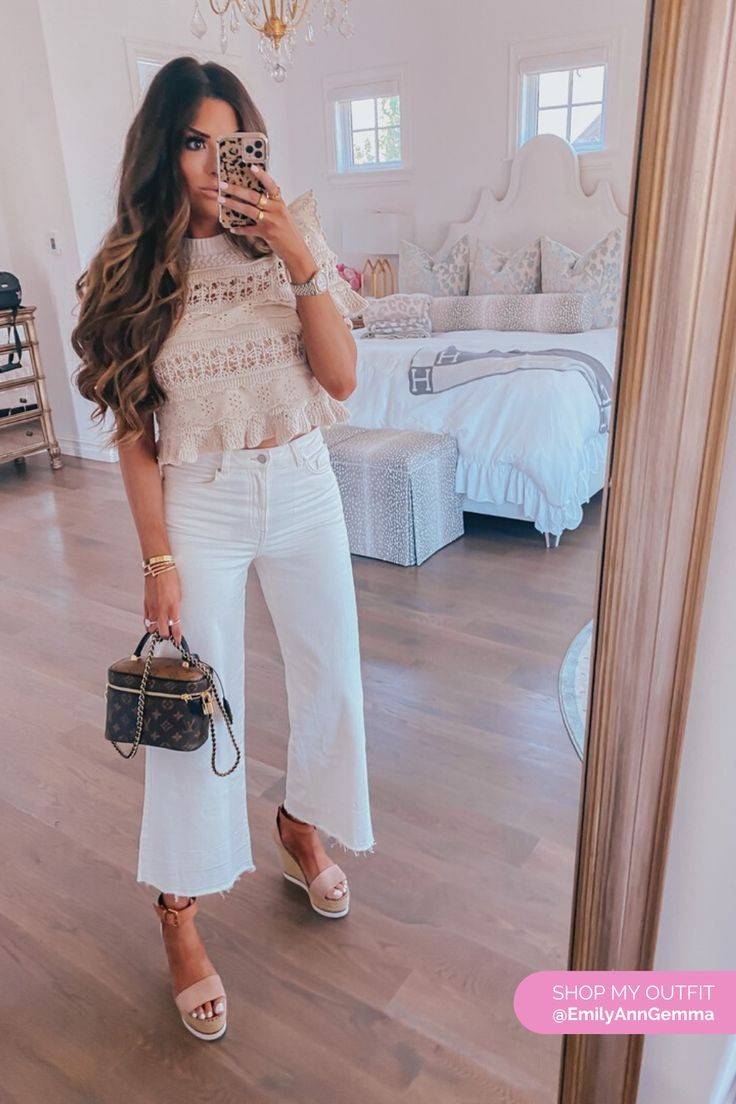 LV EXCLUSIVE VIP COSMETICS GIFT BOX กระเป๋าถือ/สะพาย สวยอยู่ทรง มาพร้อม box set สุดหรู adapt ใช้เป็นกระเป๋าเก็บเครื่องสำอางค์ ถือเชิดๆ หรือสะพายเลิศๆ ไปเที่ยว ไปไหนๆก็ดูแพง!! สวยจริงจัง!! พิเศษ!! มาพร้อมแม่กุญแจล็อคครบชุด และพวงหนังห้อย คุ้มมากๆแม๊!! ทุกด