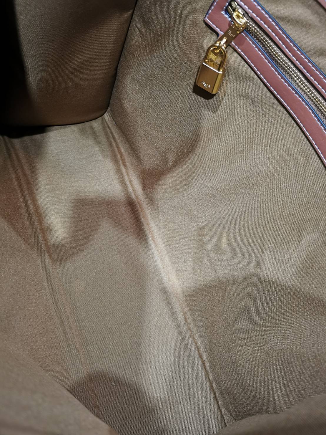 VIP 】CELINE LARGE TOTE BAG VIP GIFT WITH PURCHASE (GWP) กระเป๋าพรีเมี่ยมกิ๊ฟ Limited จาก CELINE HAUTE PARFUME DUTYFREE COUNTER วัสดุ TRIOMPHE CANVAS หนังแท้สวยอยู่ทรงดีไซน์หรูคลาสสิค มาพร้อมTAGสายหนังห้อยกุญแจทอง ภายในโล่งกว้างมีช่องซิป หัวซิปแบรนด์ สามาร