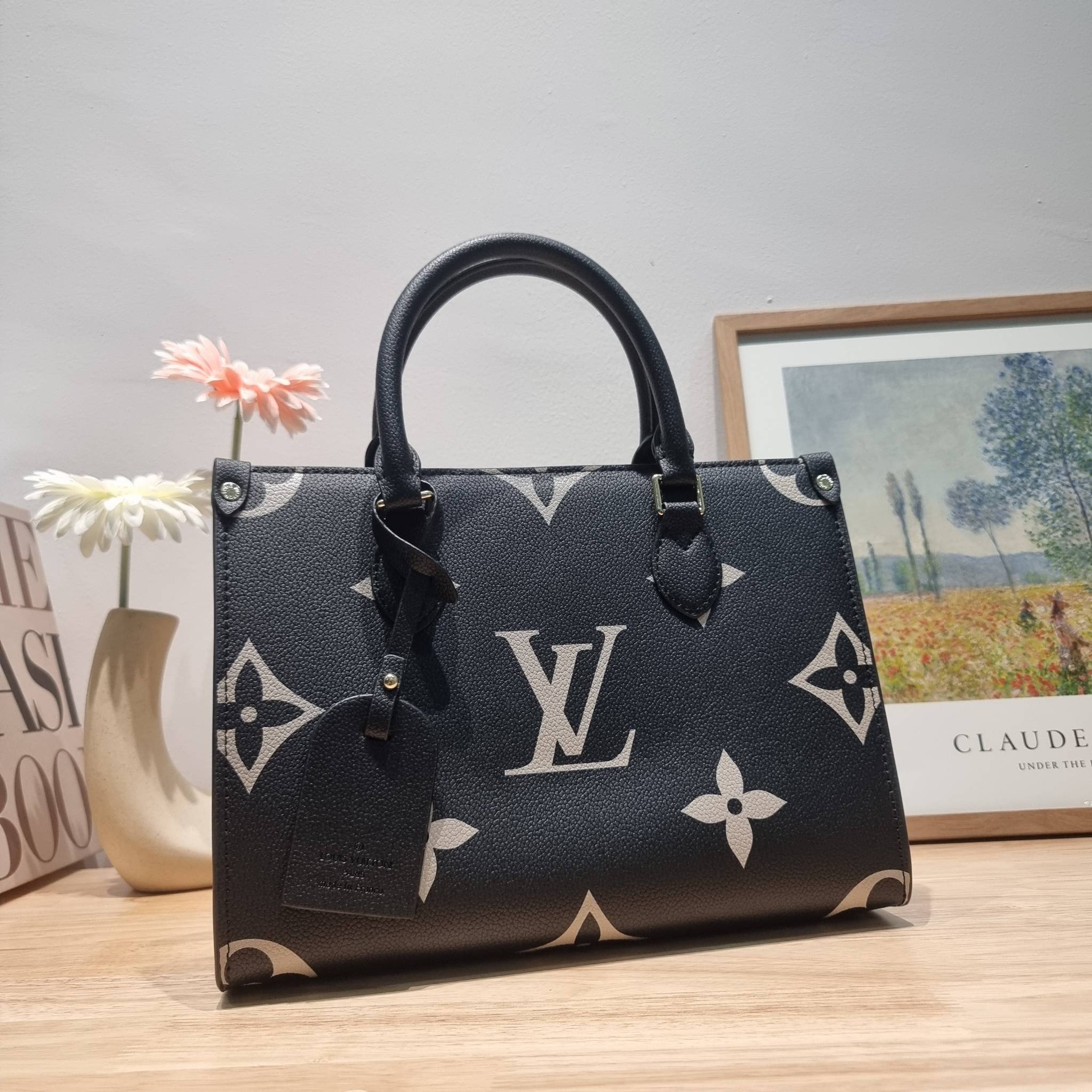 LV Onthego / LV crossbody tote bag กระเป๋าทรงโท้ทเวอร์ชั่นดั้งเดิม ที่คลาสสิค ผู้ดี หรูหรา โทนสีใช้งานง่าย ได้ทุกลุค ทุกสไตล์ วัสดุหนังลูกวัว ผิวลายเกรน มาพร้อมหูจับในตัว คล้องแขนก็ดูแพง หรือจะเกี่ยวสายครอสสะพายก็อัพลุคได้เลย ภายในโล่งกว้างมาก มีอะไหล่เกี