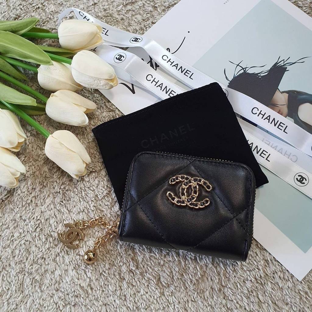 CHANEL zip short wallet มาพร้อม GIFT BOX สุดหรู! ครบชุดเซ็ตของขวัญ♡♡ กับ กระเป๋าสตางค์ใบสั้น แนะนำรุ่นนี้คะ งานพรีเมี่ยมกิ้ฟท์จากเค้าเตอร์ต่างประเทศ **ทรงน่ารักกก หนังเรียบ จากแบรนด์ CHANEL (GWP) ด้านหน้ามีโลโก้แบรนด์ CC สีทองหรู **อะไหล่สีท