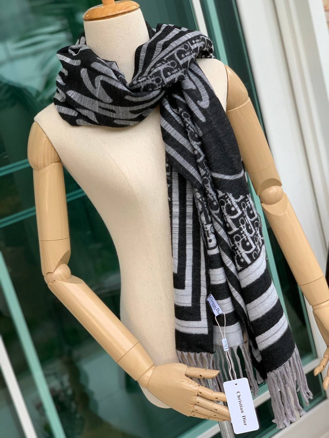 CHRISTIEN DIOR PARIS SILK SCARF สุดเอ็คเซ็คคลูทีฟกับแบรนด์ดังจากปารีส ด้วยงานพรีเมี่ยมกิ้ฟ ส่งมอบความรู้สึกดีๆให้กับคนที่คุณรัก ในรูปแบบผ้าพันคอและผ้าคลุมไหล่ผืนใหญ่ให้ความอบอุ่น ถักทอด้วยผ้าcashmere สีสันสุภาพเข้าได้กับเสื้อผ้าทุกเฉดสี มาพร้อมกล่องแบรนด์