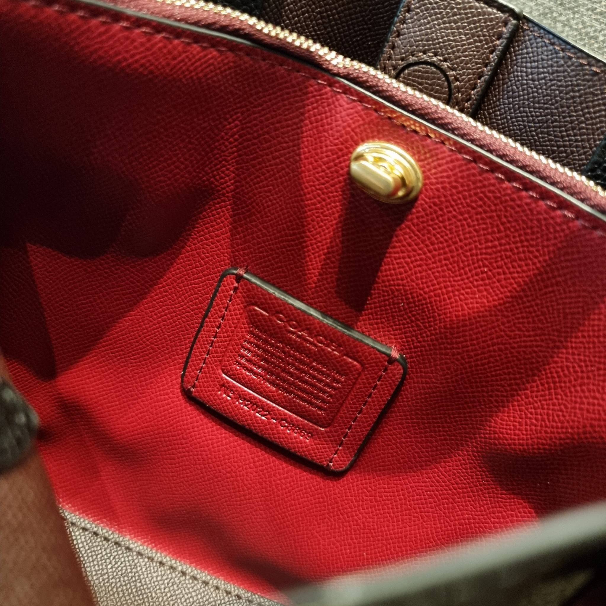 COACH C8561 C8869 WILLOW TOTE 24 IN COLOR BLOCK น้องสาวลุคลูกคุณมาแล้วจ้า กระเป๋าถือ/สะพาย ดีไซน์คัลเลอร์บล็อค ลงตัว เรียบหรู ใบจริงคือผู้ดี๊ผู้ดี ใช่ได้ทุกๆโอกาส วัสดุหนัง pepble อยู่ทรง เปิดปิดด้วยตัวบิดล็อค และอีกฝั่งเป็นกระดุมแม่เหล็ก ภายในโล่งกว้าง ใ