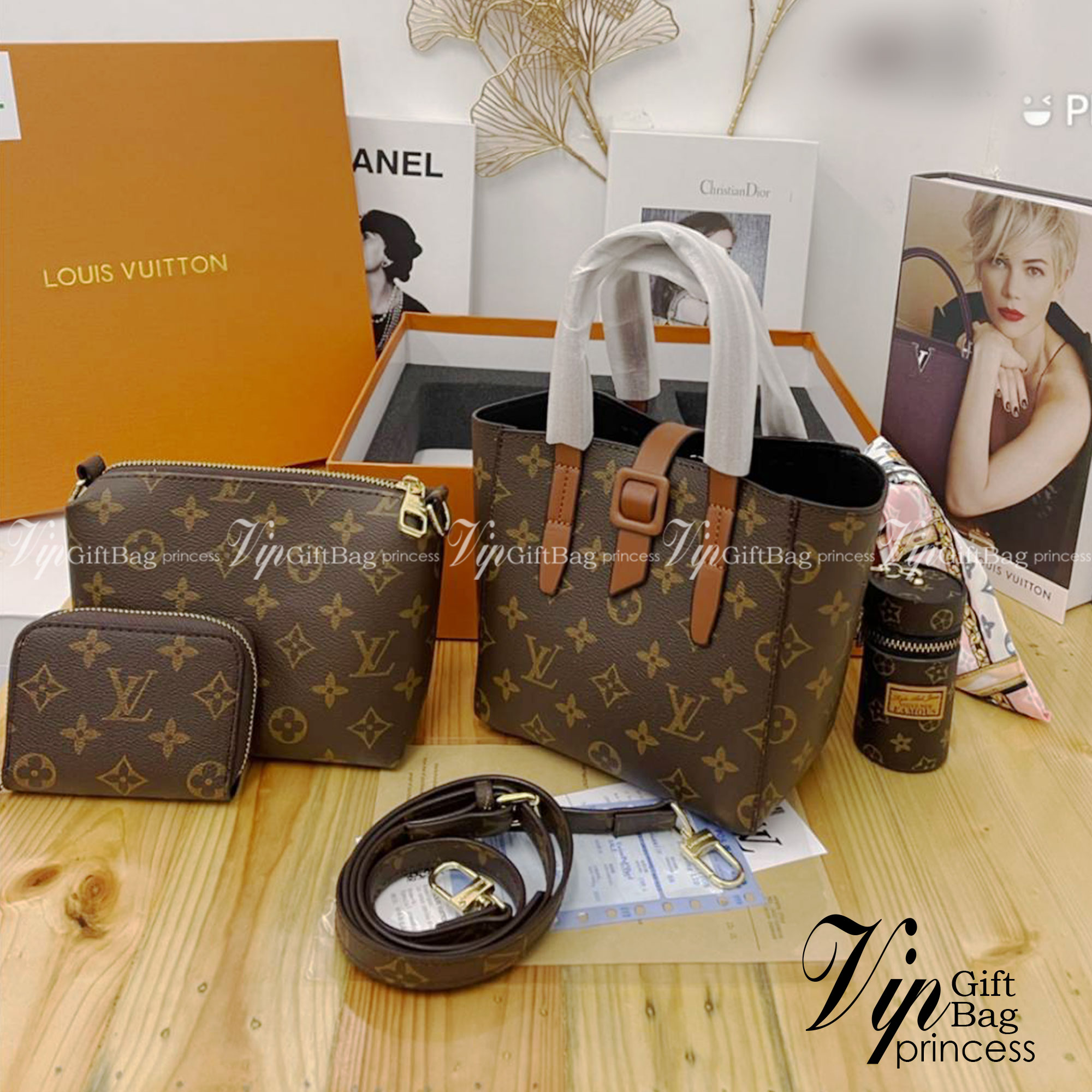 LV MINI TOTE BAG box set 5 in 1 จัดเลยค่า ชุดกระเป๋าเซ็ท4ใบ จัดเป็นพร้อมกล่องผ้าพันสวยหรูให้เป็นของขวัญคนรับถูกใจแน่นอนจ้า ทรงสวยใช้งานง่าย มีราคาดีมากค่า ขนาดกำลังดีเลยค่า ถือก็หรู สะพายก็เริสค่า box set ชวนสะสม